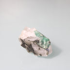 Cristal de Esmeralda na Matriz – Pureza e Contraste Natural