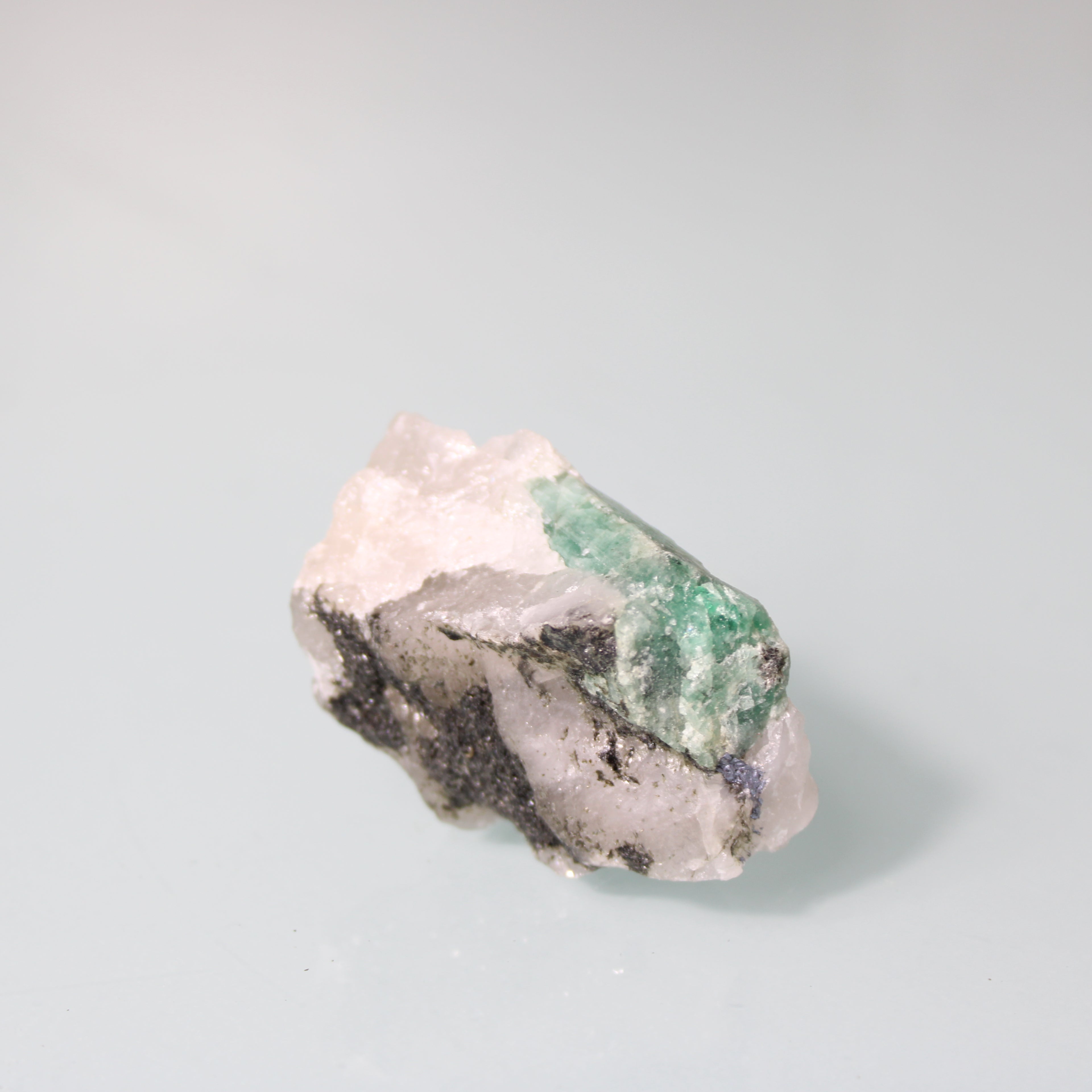 Cristal de Esmeralda na Matriz – Pureza e Contraste Natural