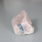 Cristal de Água-Marinha na Matriz de Quartzo – Harmonia Mineral Rara