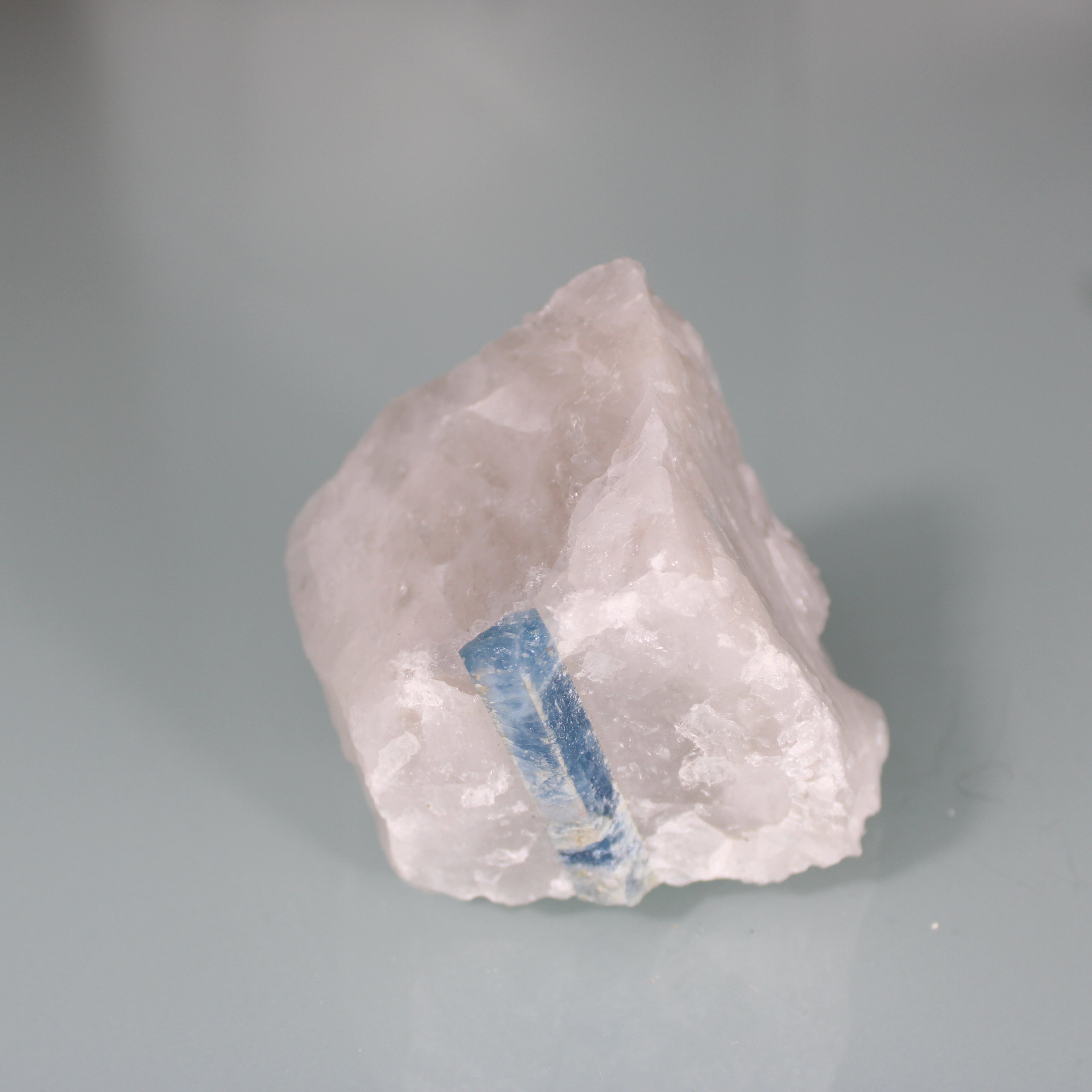 Cristal de Água-Marinha na Matriz de Quartzo – Harmonia Mineral Rara