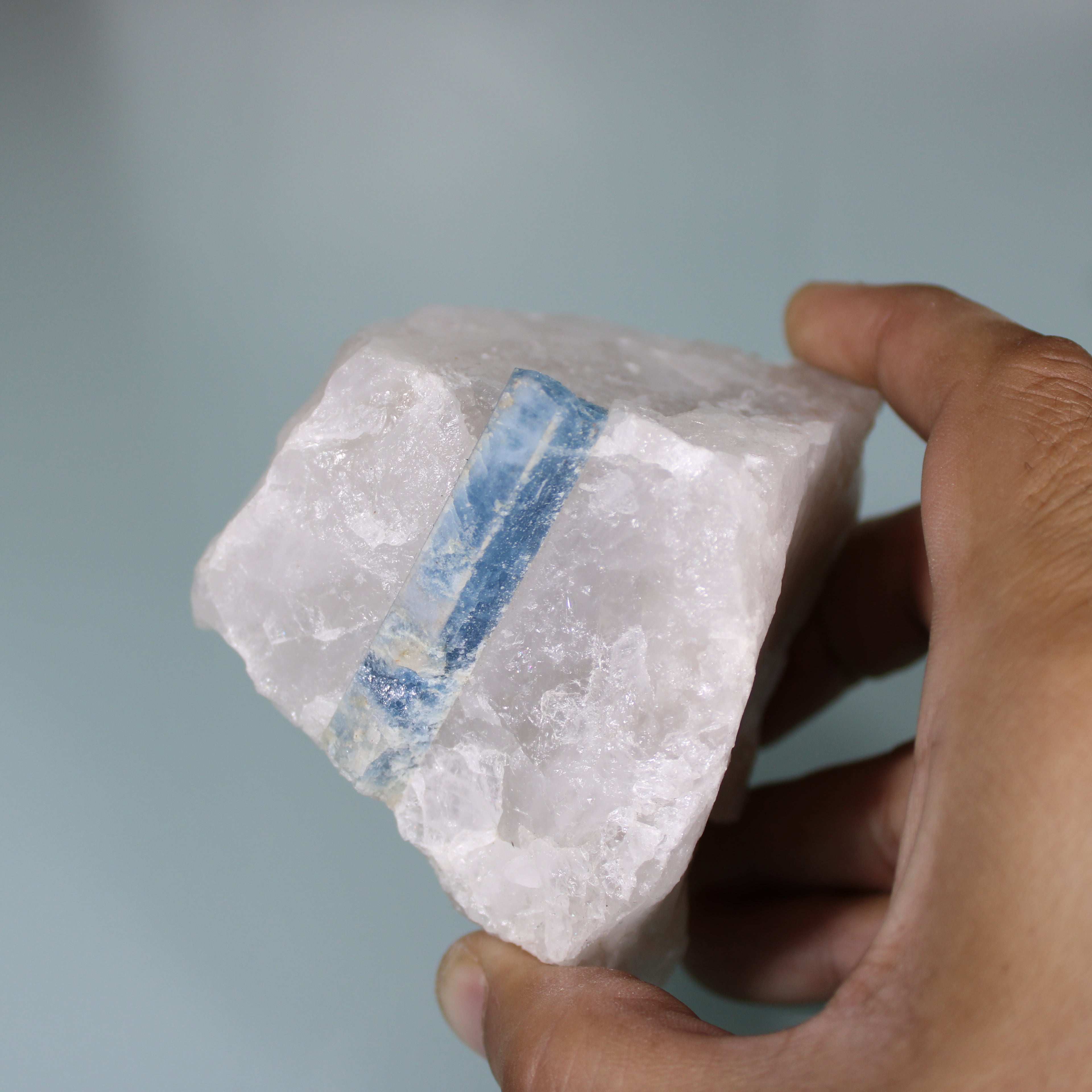 Cristal de Água-Marinha na Matriz de Quartzo – Harmonia Mineral Rara