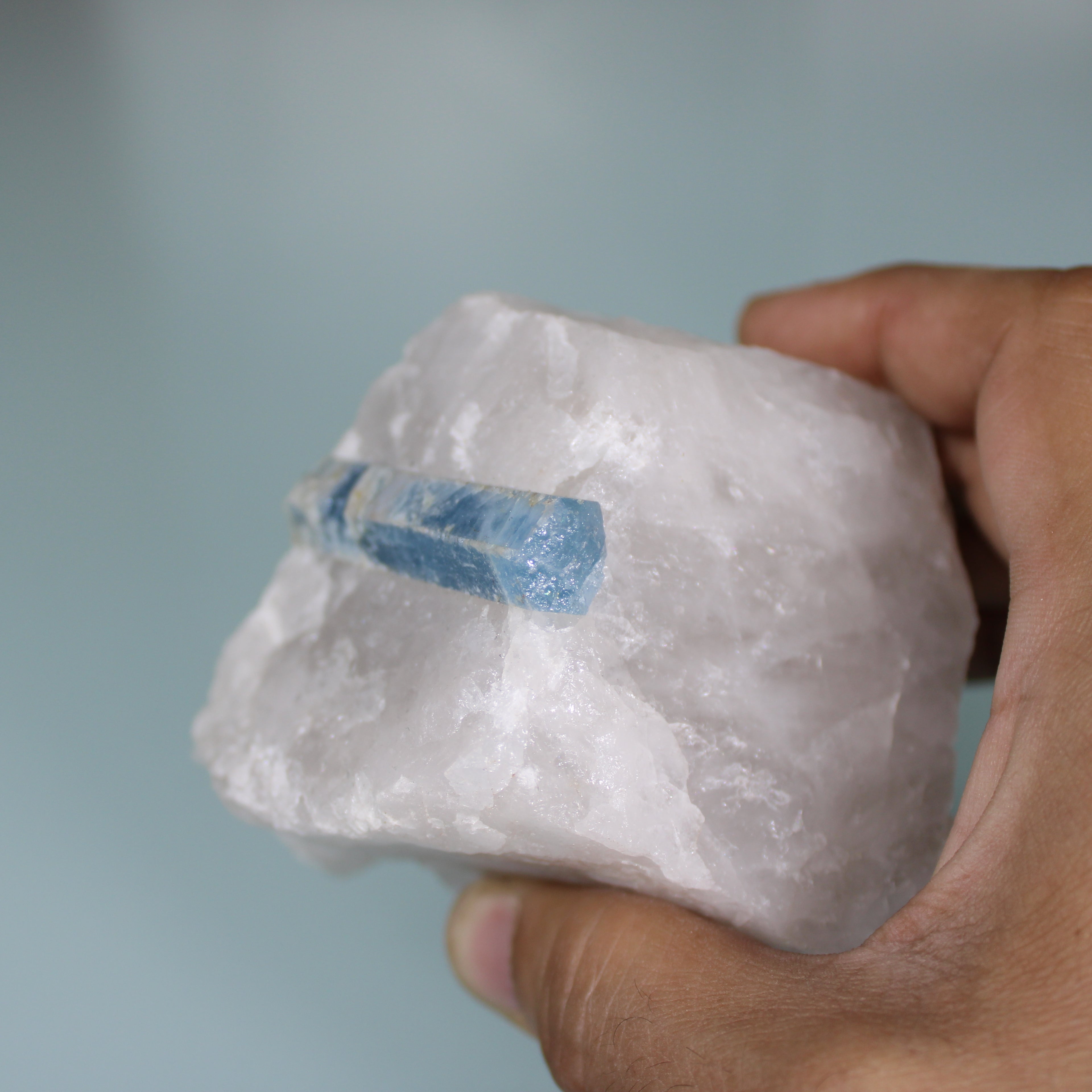 Cristal de Água-Marinha na Matriz de Quartzo – Harmonia Mineral Rara