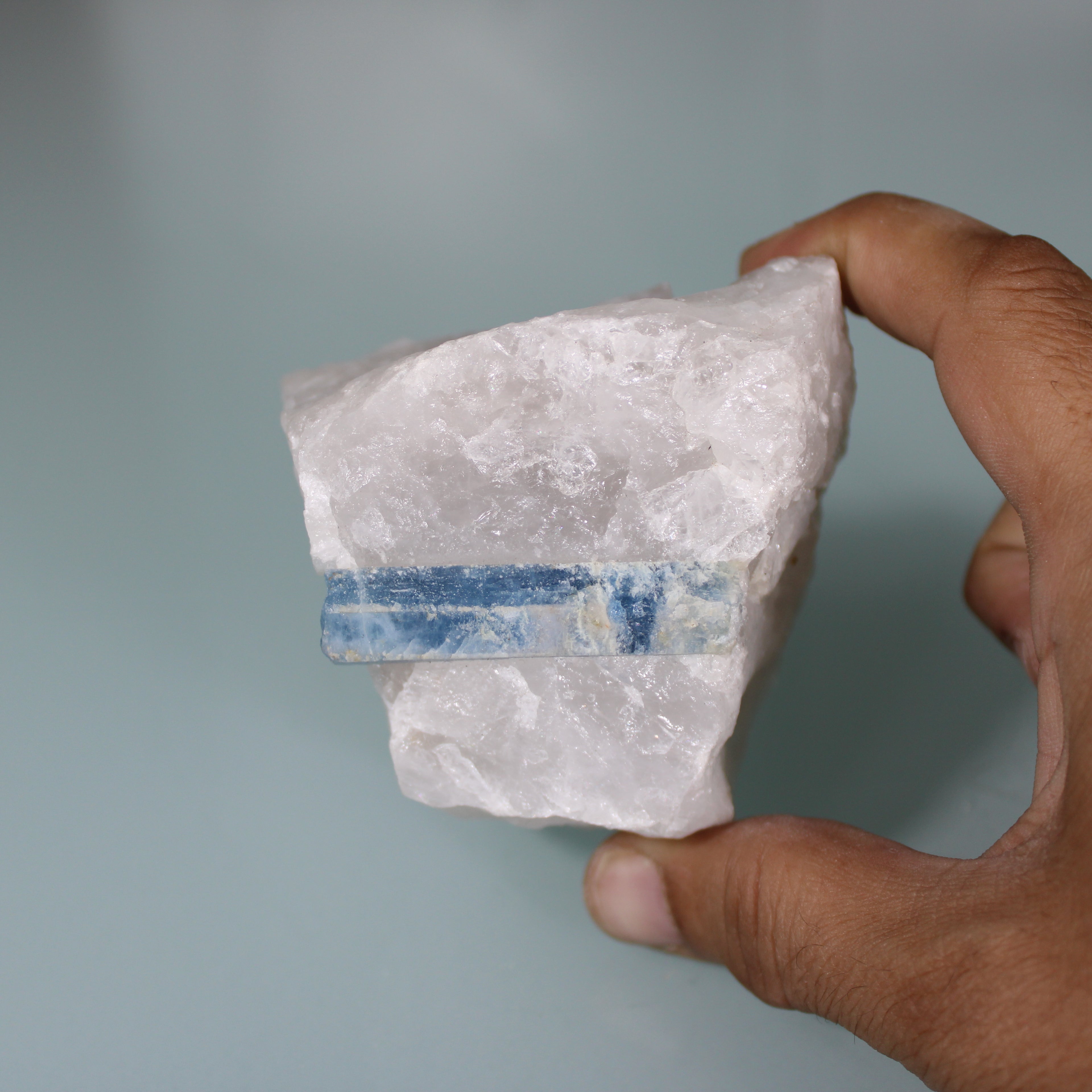 Cristal de Água-Marinha na Matriz de Quartzo – Harmonia Mineral Rara