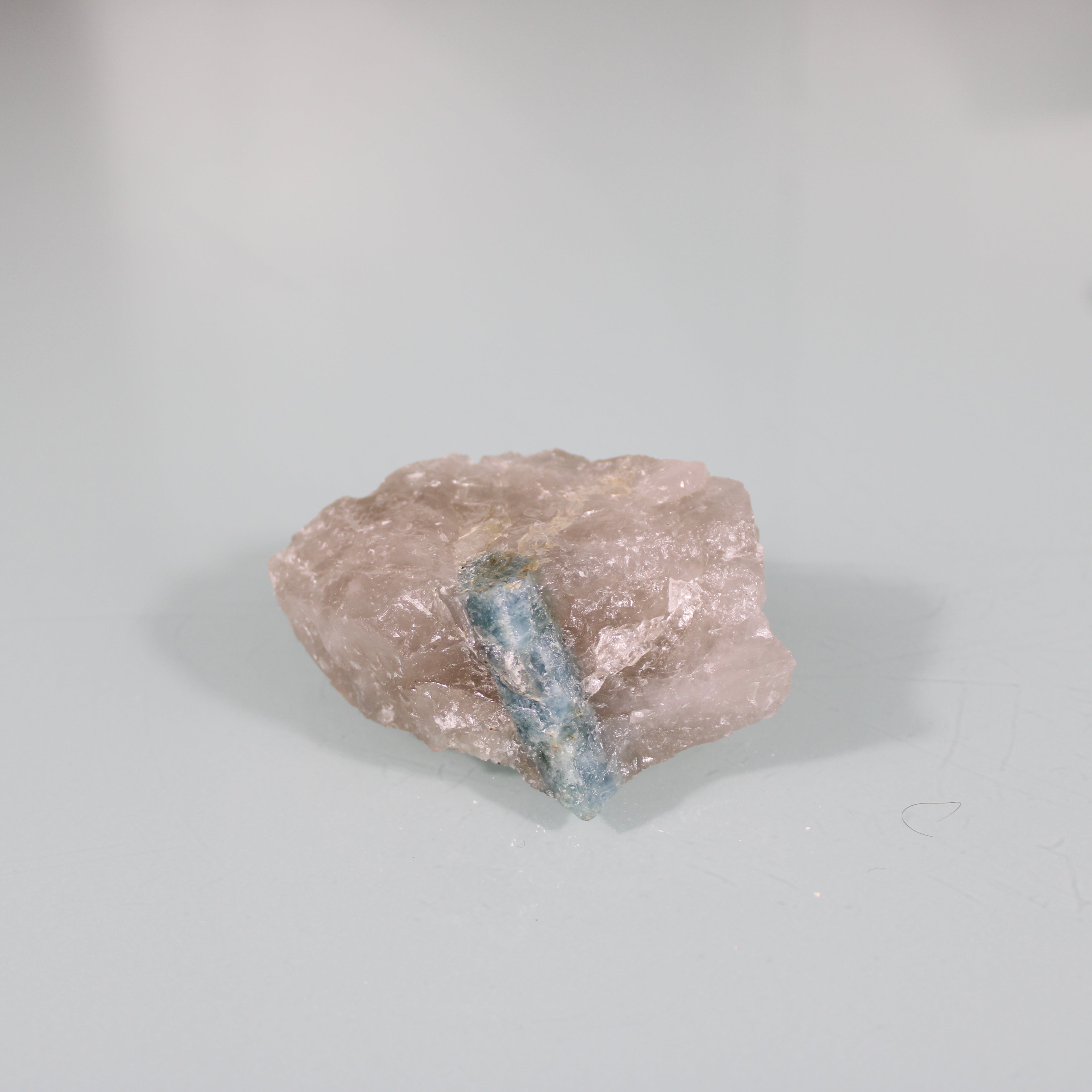 Cristal de Água-Marinha em Quartzo Rosado Natural – Delicadeza com Profundidade