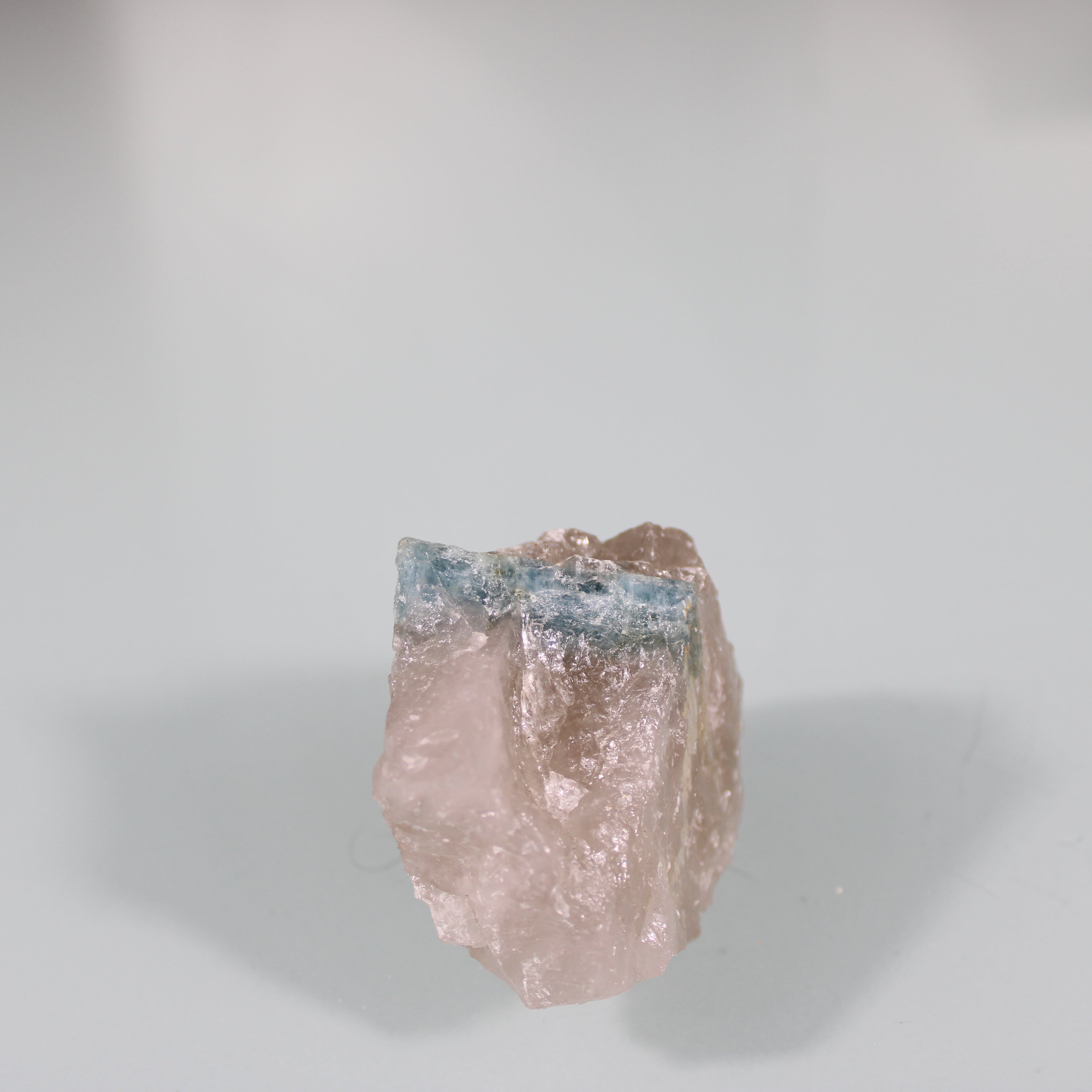 Cristal de Água-Marinha em Quartzo Rosado Natural – Delicadeza com Profundidade