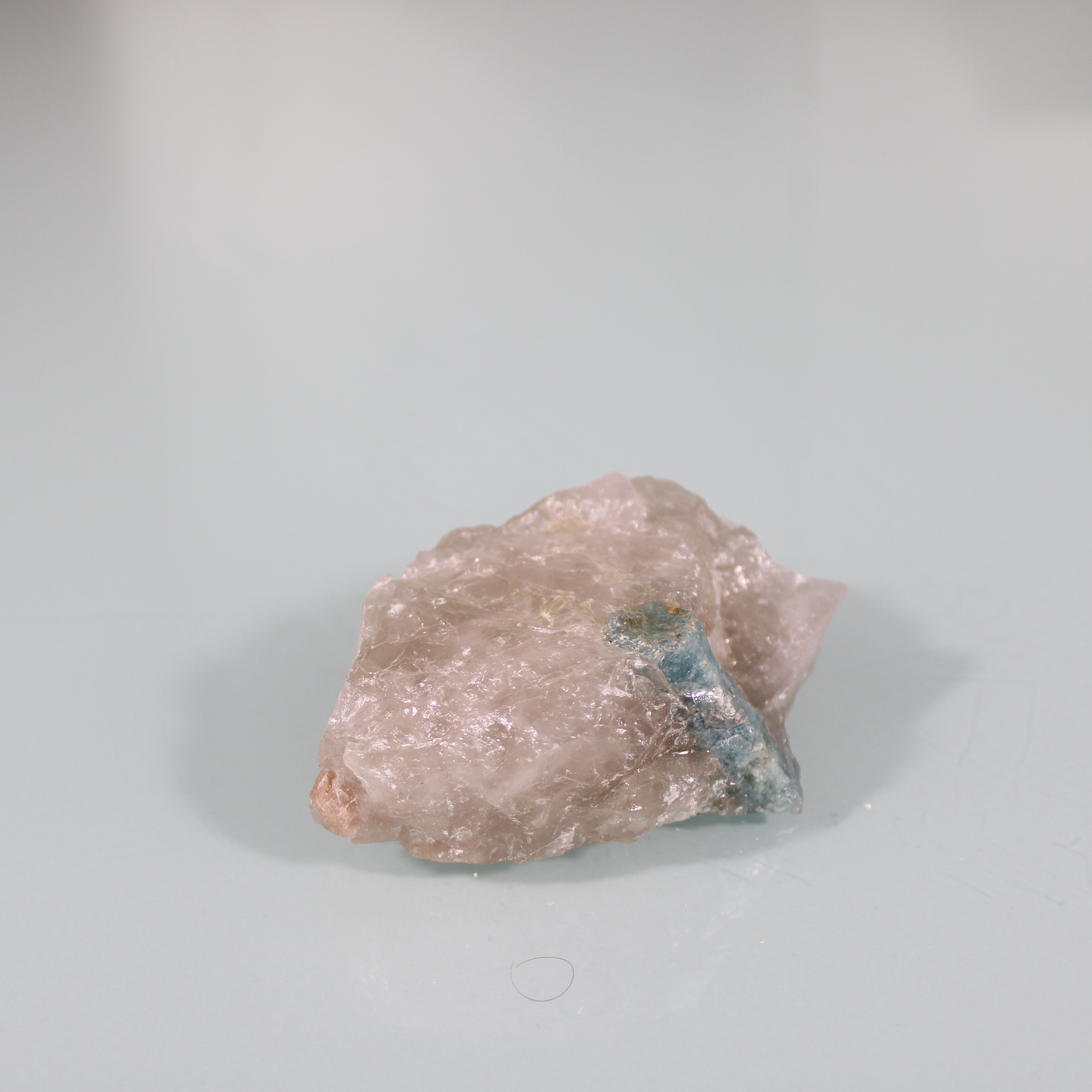 Cristal de Água-Marinha em Quartzo Rosado Natural – Delicadeza com Profundidade