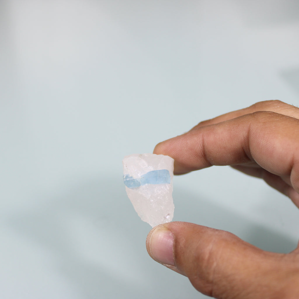 Cristal de Água-Marinha em Quartzo – Miniatura de Alta Pureza