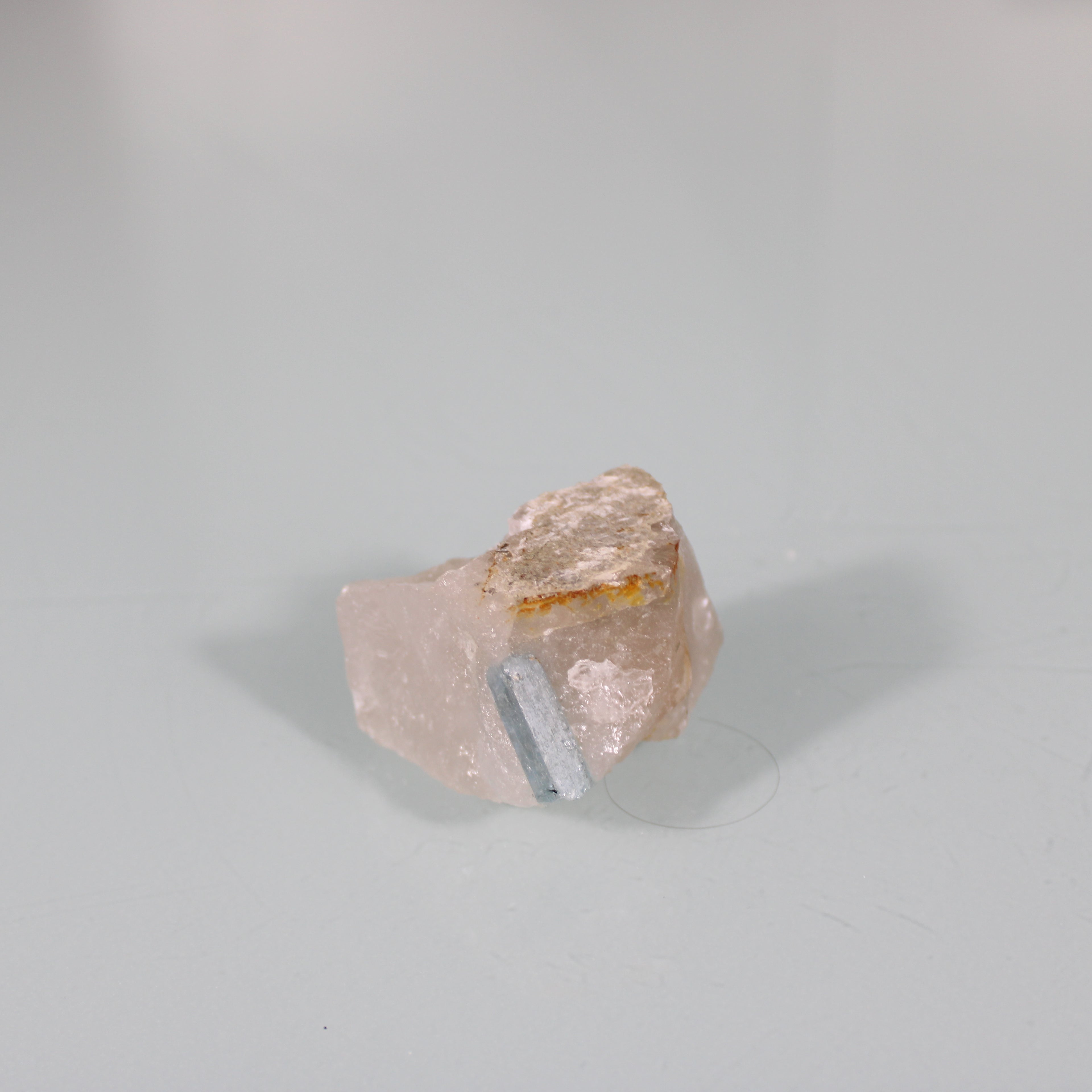 Cristal de Água-Marinha na Matriz  – Contraste de Força e Matéria-Prima
