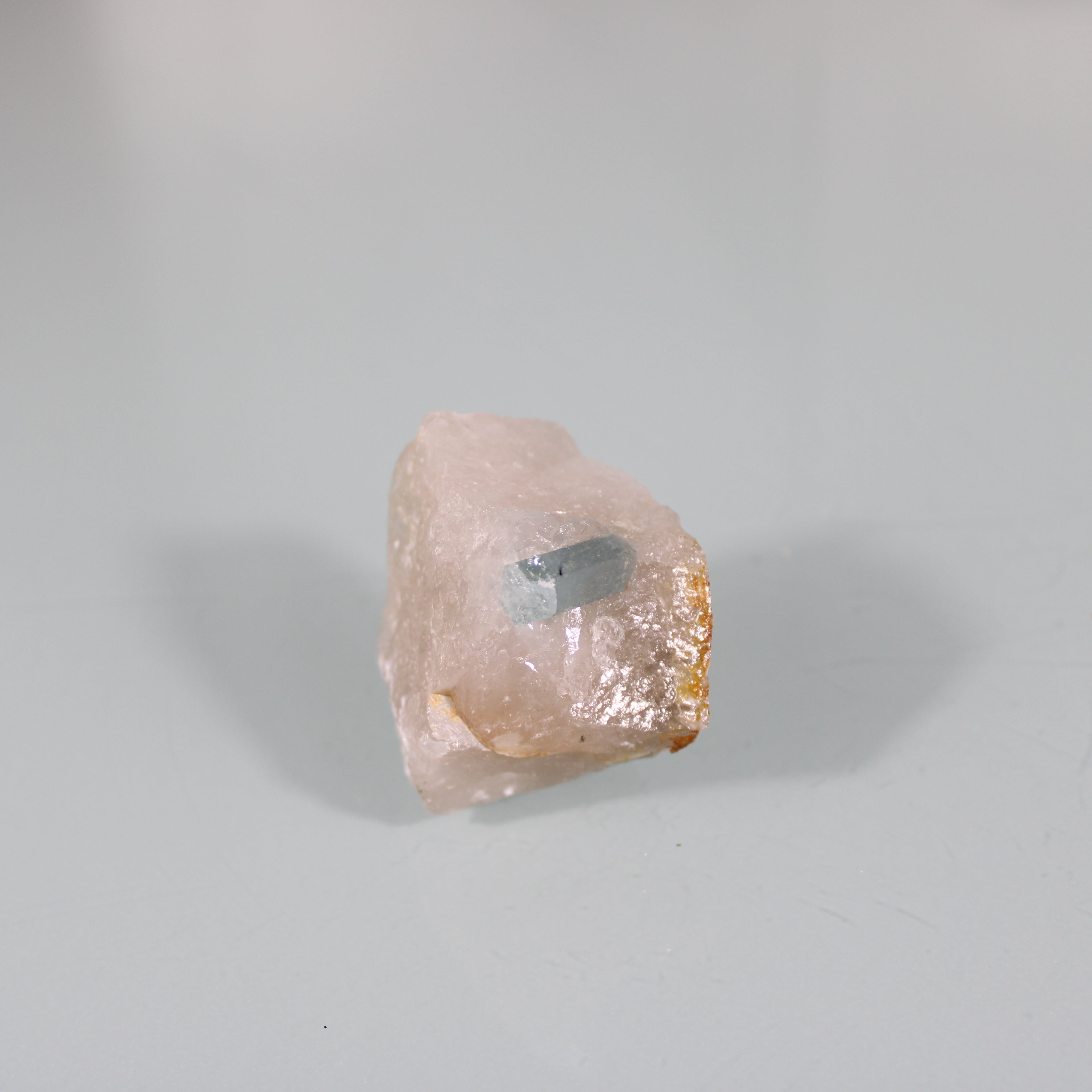Cristal de Água-Marinha na Matriz  – Contraste de Força e Matéria-Prima