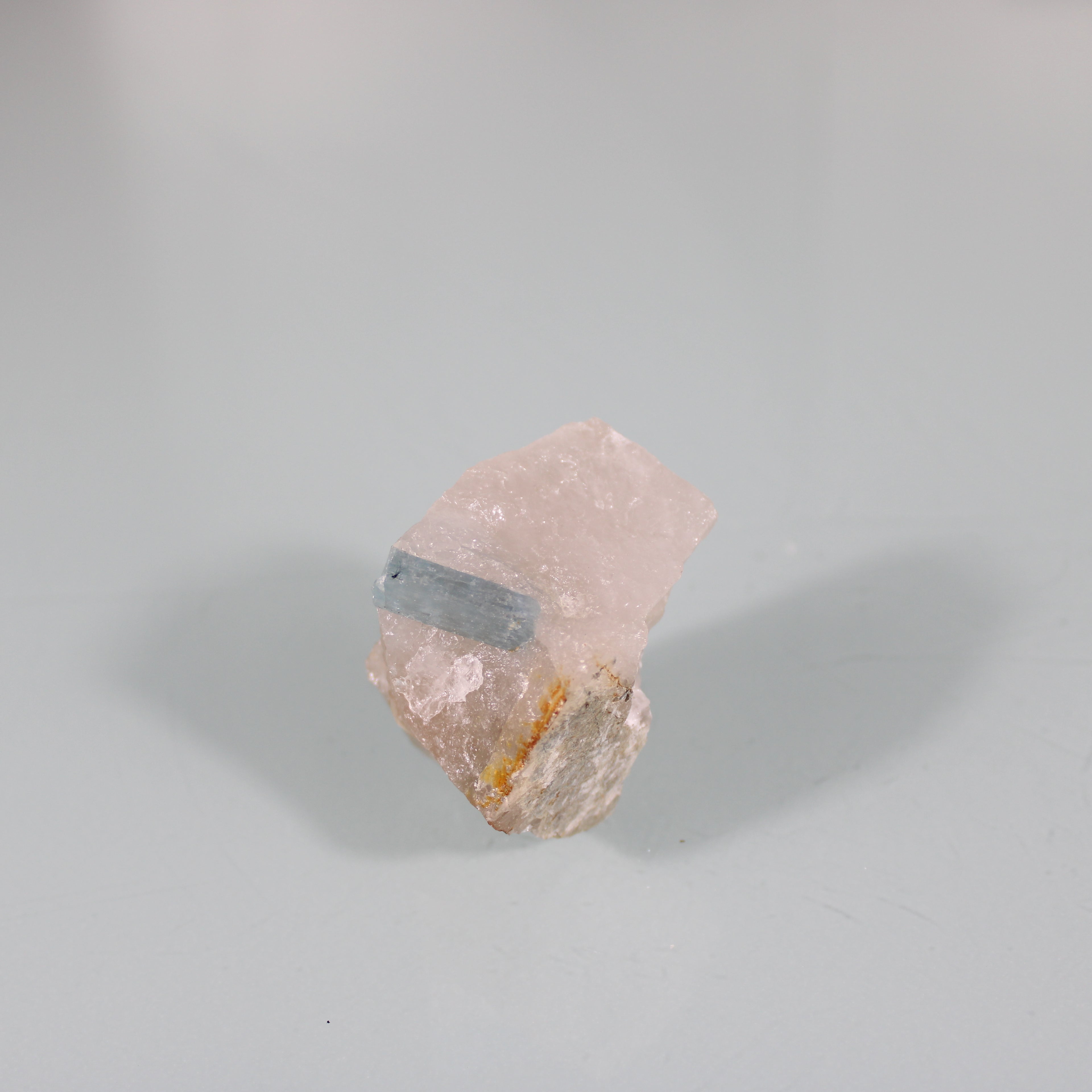 Cristal de Água-Marinha na Matriz  – Contraste de Força e Matéria-Prima