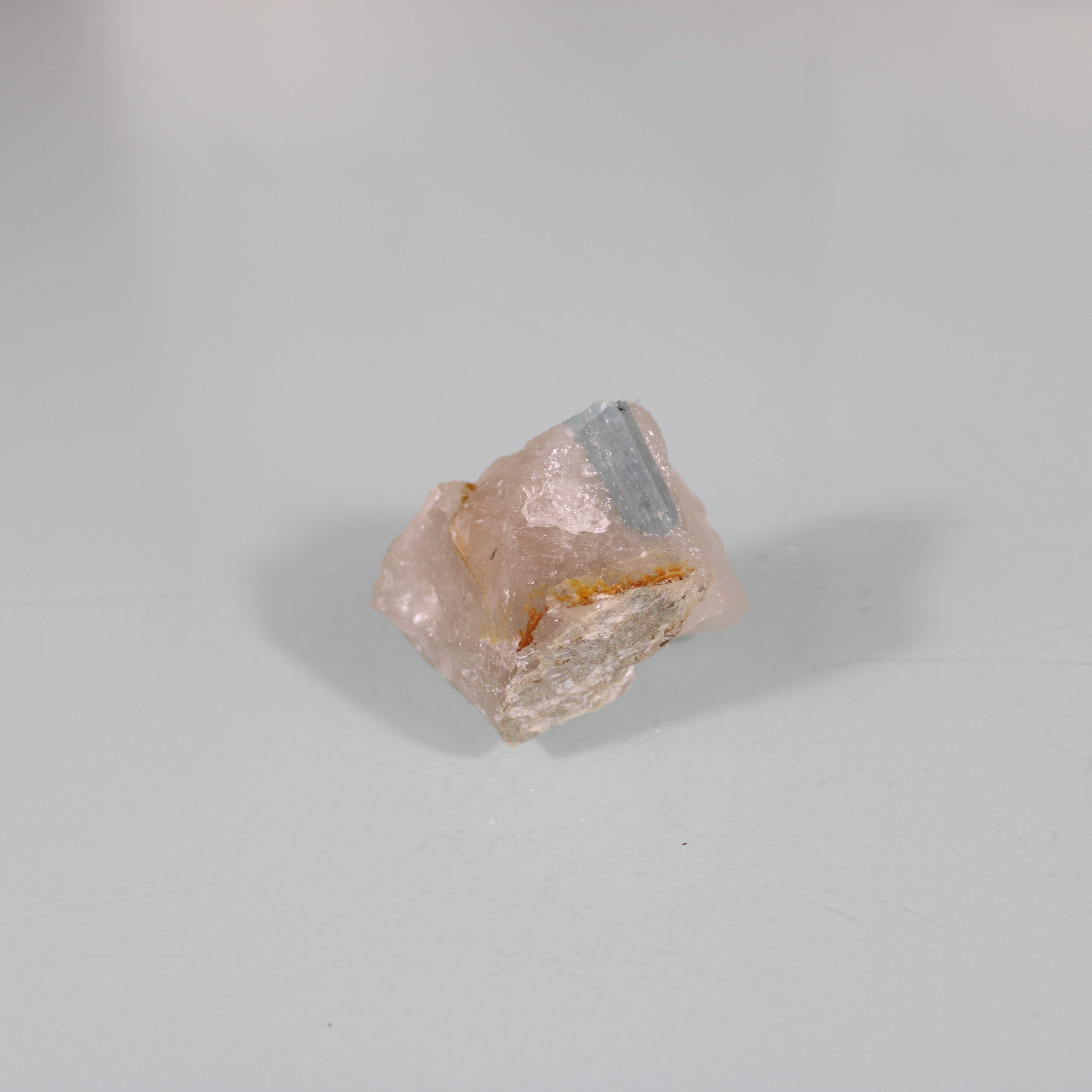 Cristal de Água-Marinha na Matriz  – Contraste de Força e Matéria-Prima