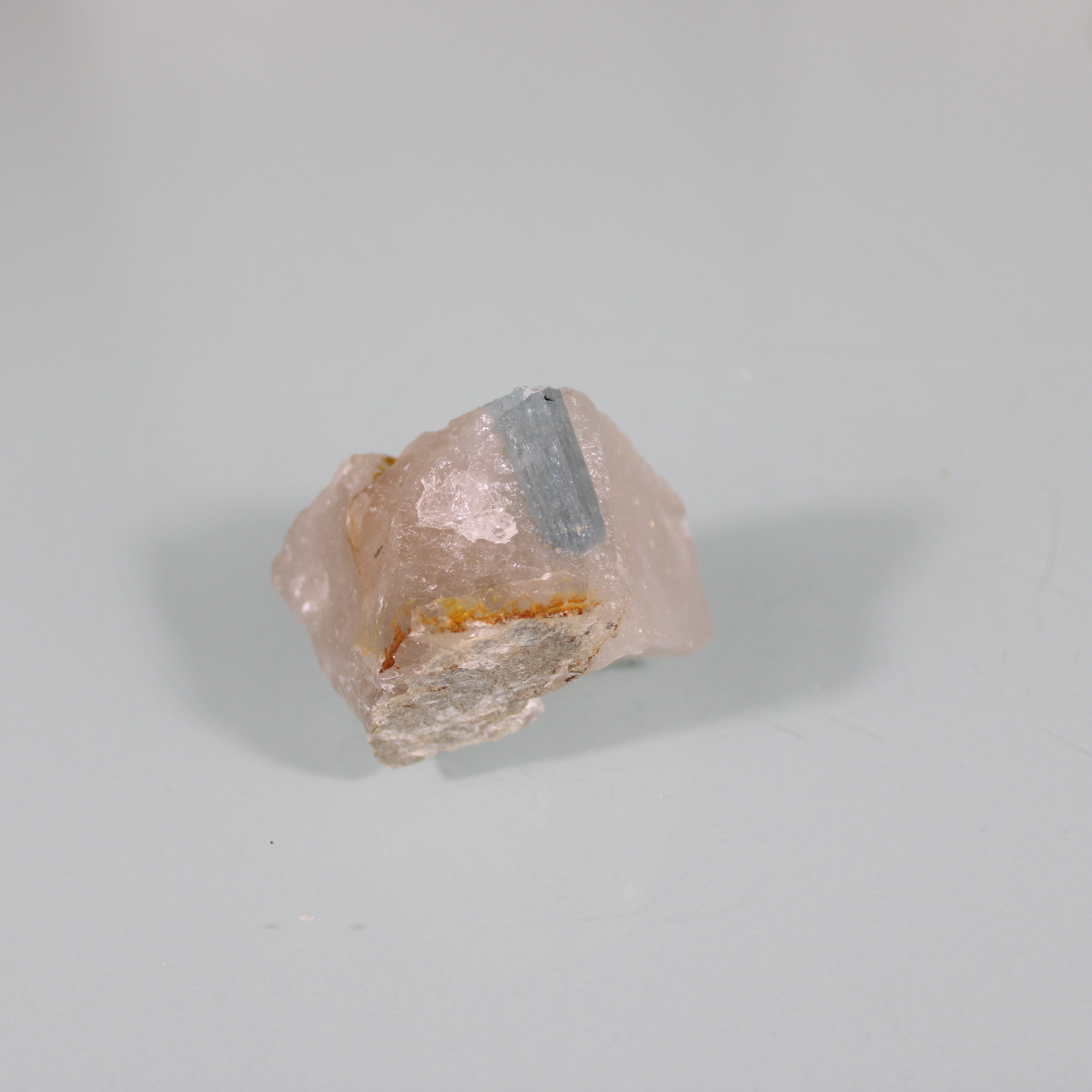 Cristal de Água-Marinha na Matriz  – Contraste de Força e Matéria-Prima