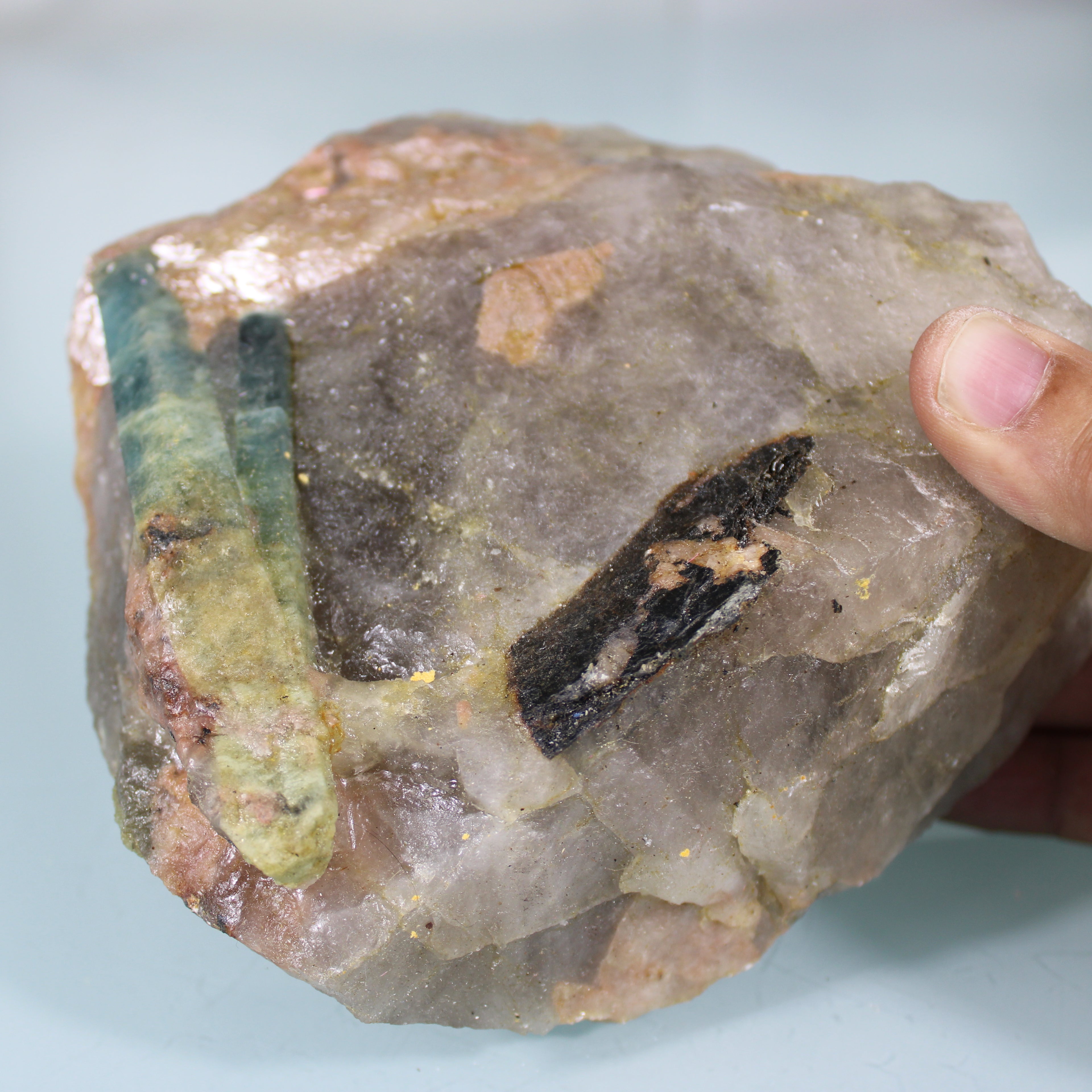 Bloco Mineral com Água-Marinha - Cristalizações Visíveis em Matriz