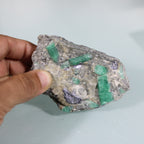 Cristais de Esmeraldas Brutas – Verde Intenso na Matriz