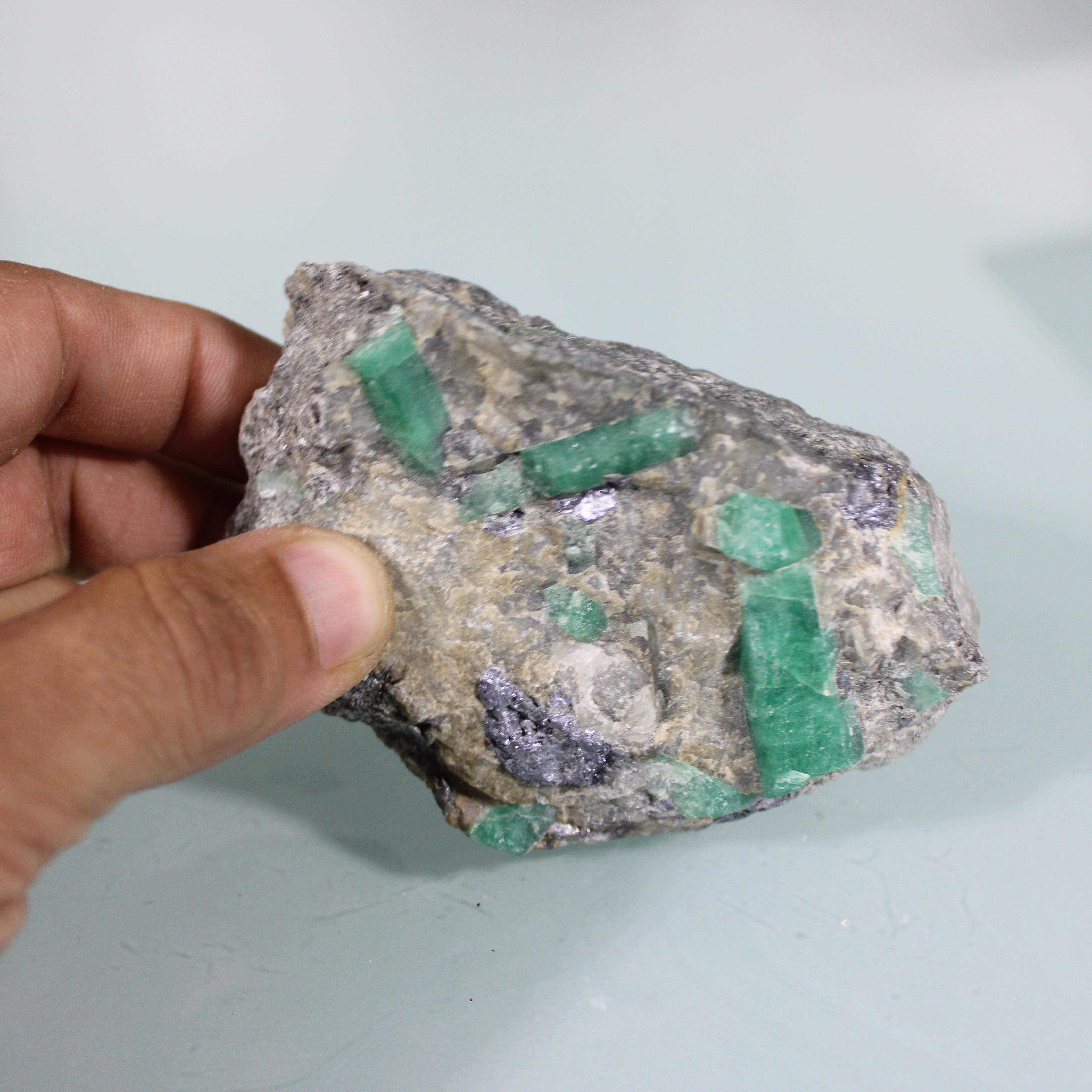 Cristais de Esmeraldas Brutas – Verde Intenso na Matriz