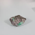 Esmeralda em Matriz Escura – Cristal Verde em Realce Natural