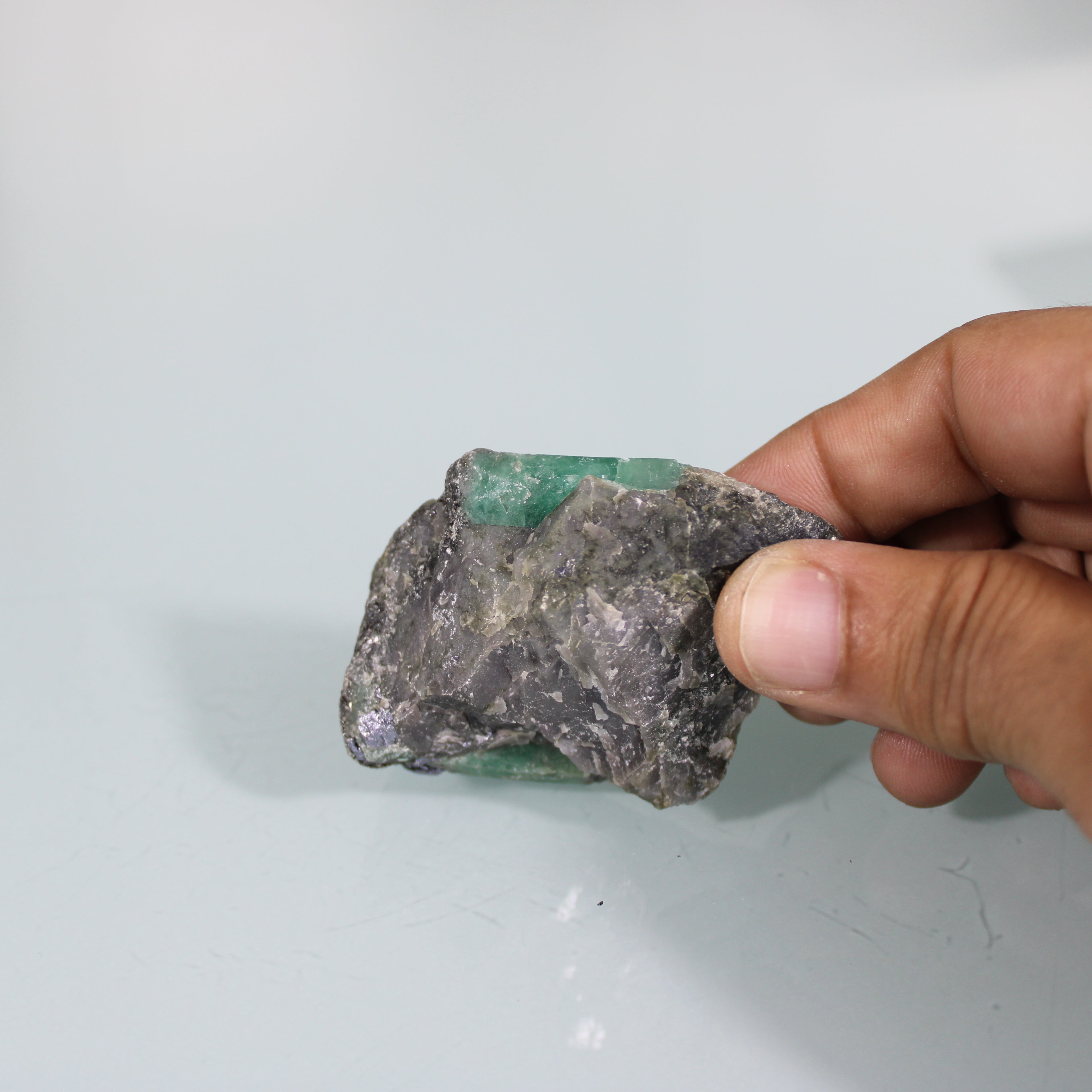Esmeralda em Matriz Escura – Cristal Verde em Realce Natural