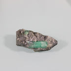 Esmeralda em Matriz Escura – Cristal Verde em Realce Natural