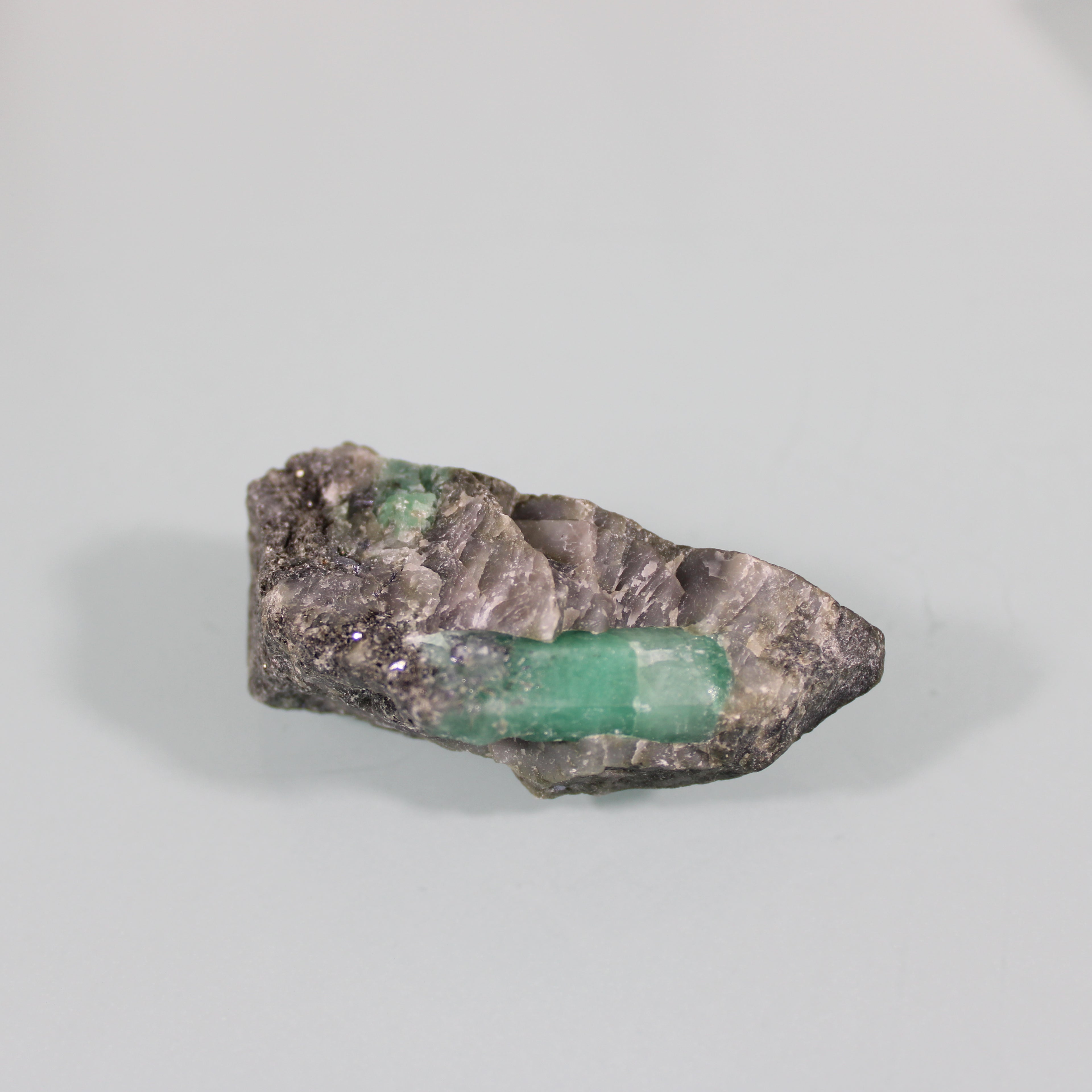 Esmeralda em Matriz Escura – Cristal Verde em Realce Natural