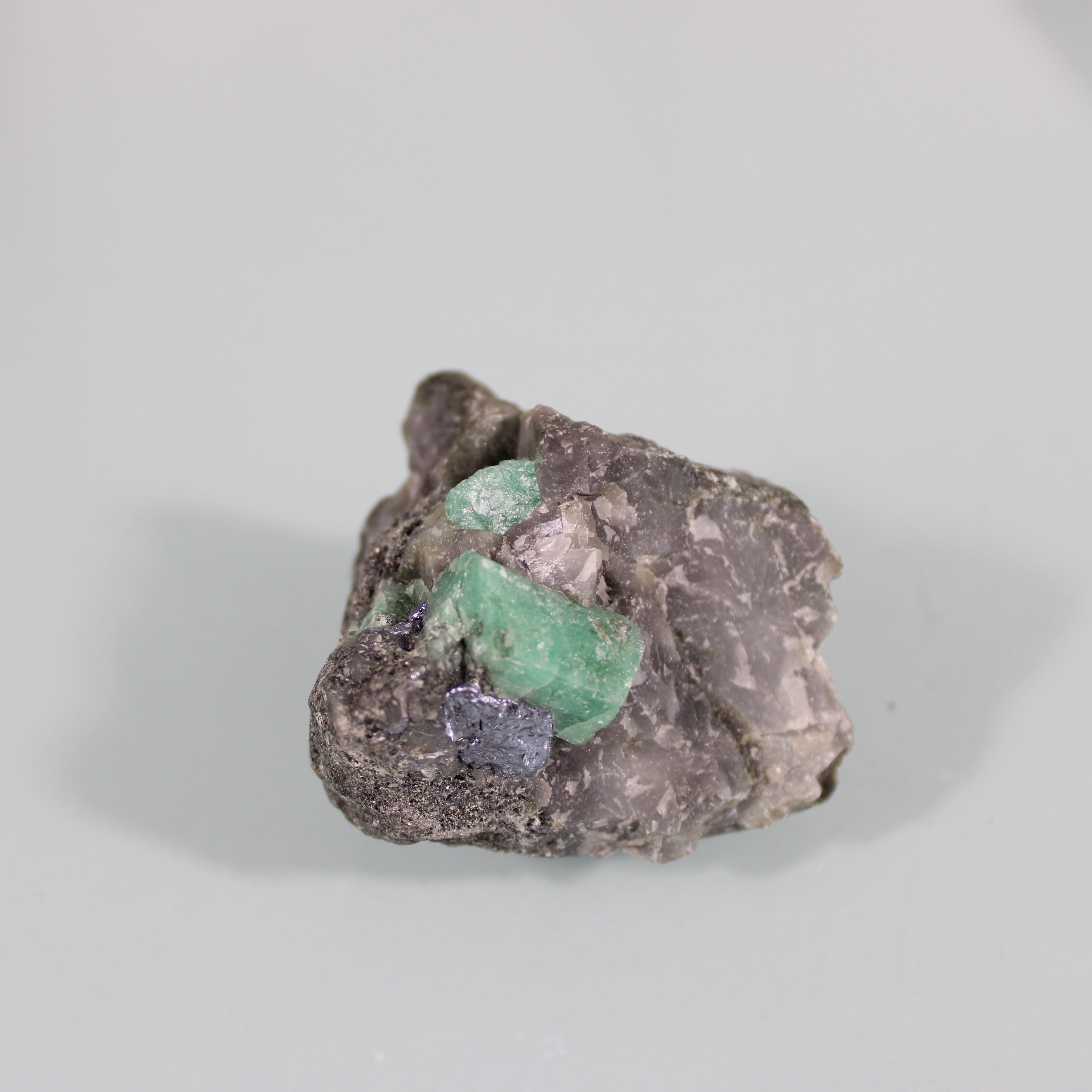 Cristal de Esmeralda em Matriz Escura – Cristal Verde com Exposição Total