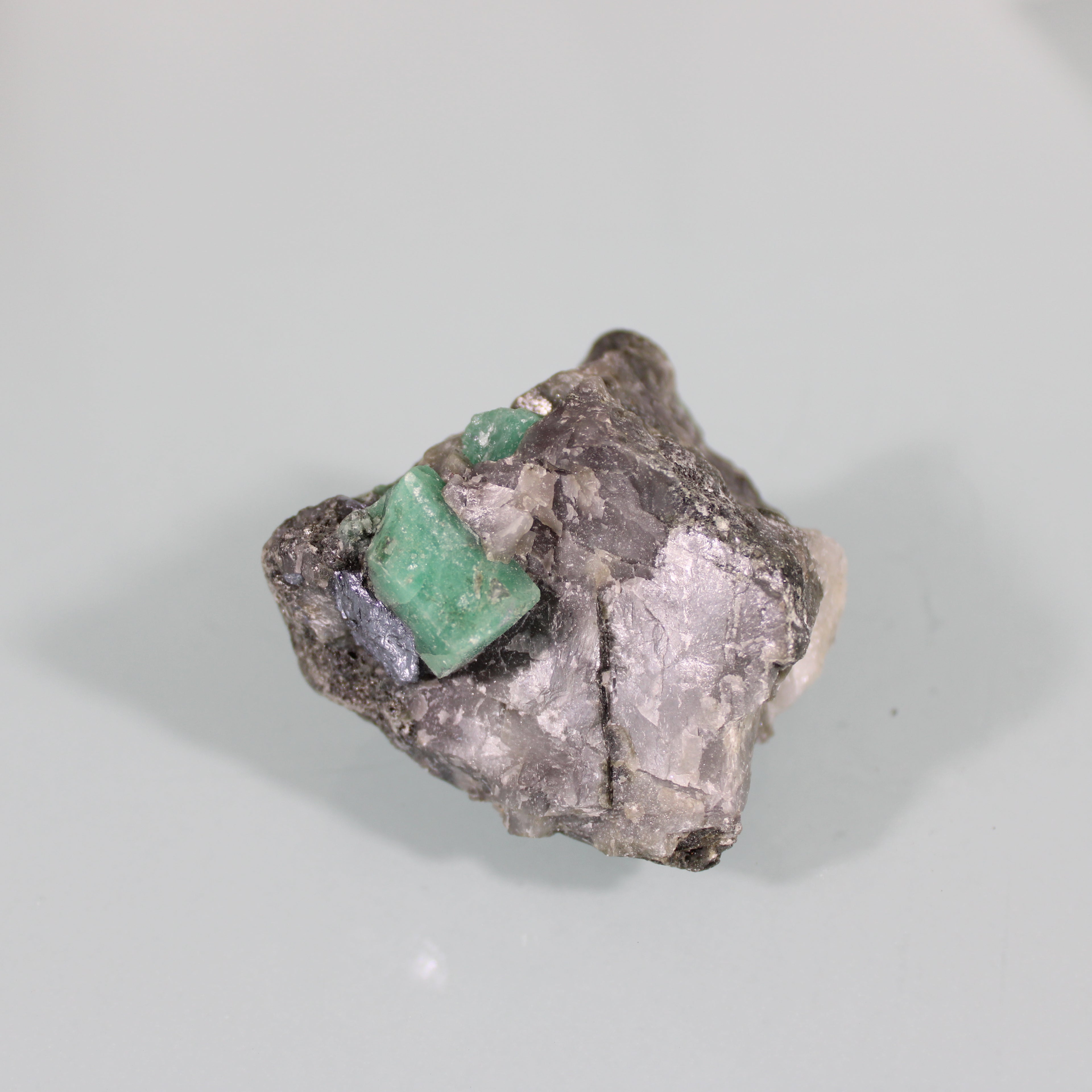 Cristal de Esmeralda em Matriz Escura – Cristal Verde com Exposição Total