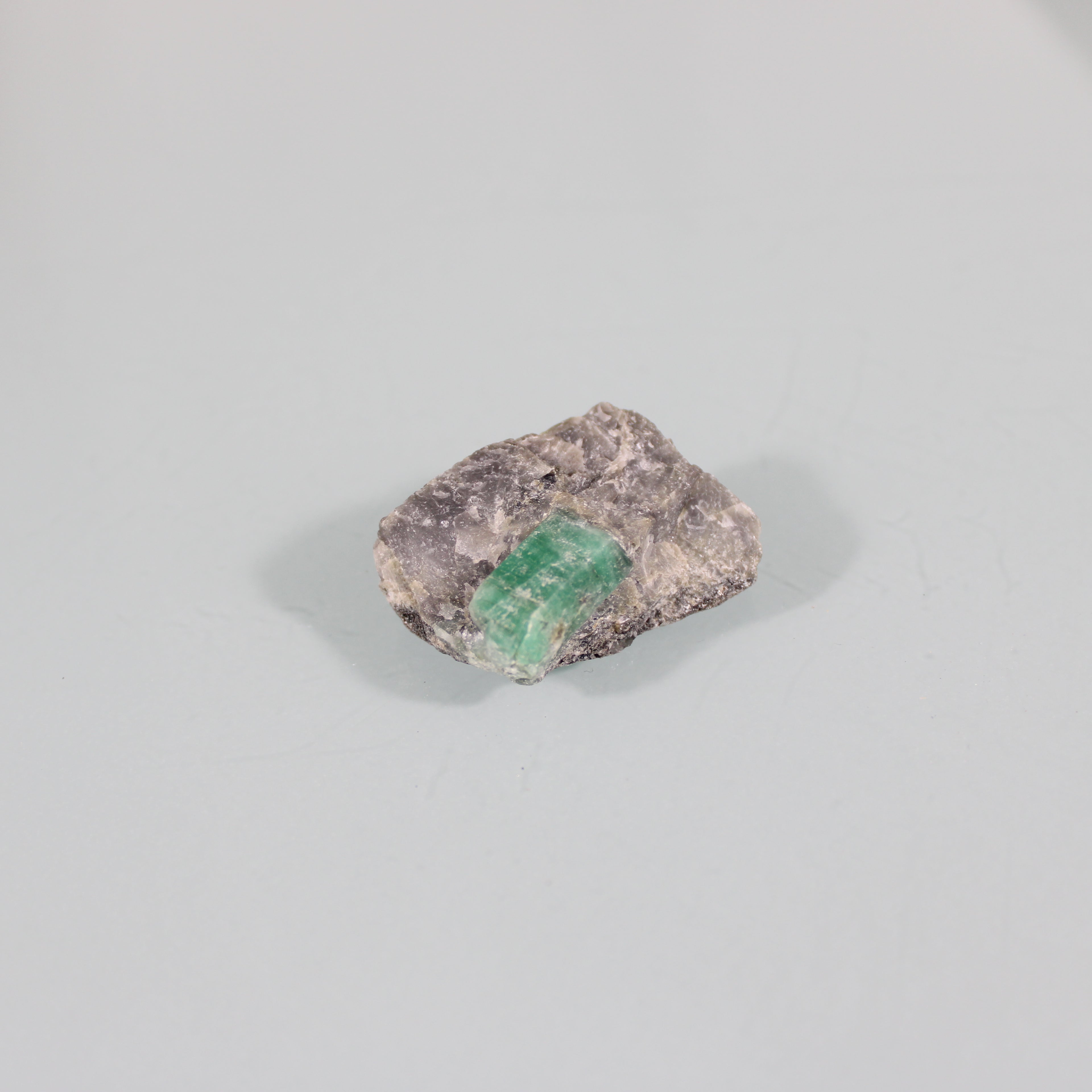 Esmeralda Verde na Matriz – Clareza e Contraste Mineral