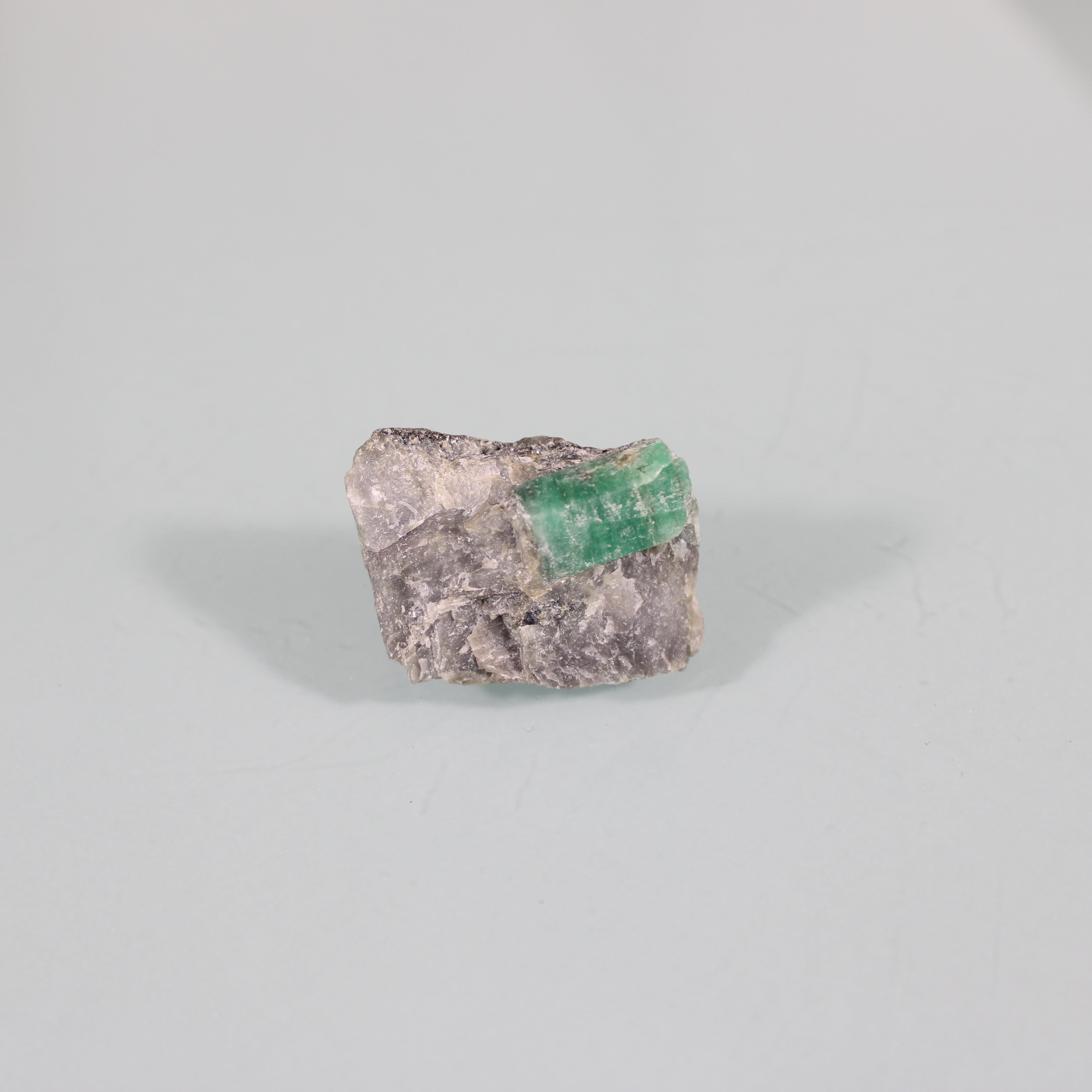 Esmeralda Verde na Matriz – Clareza e Contraste Mineral