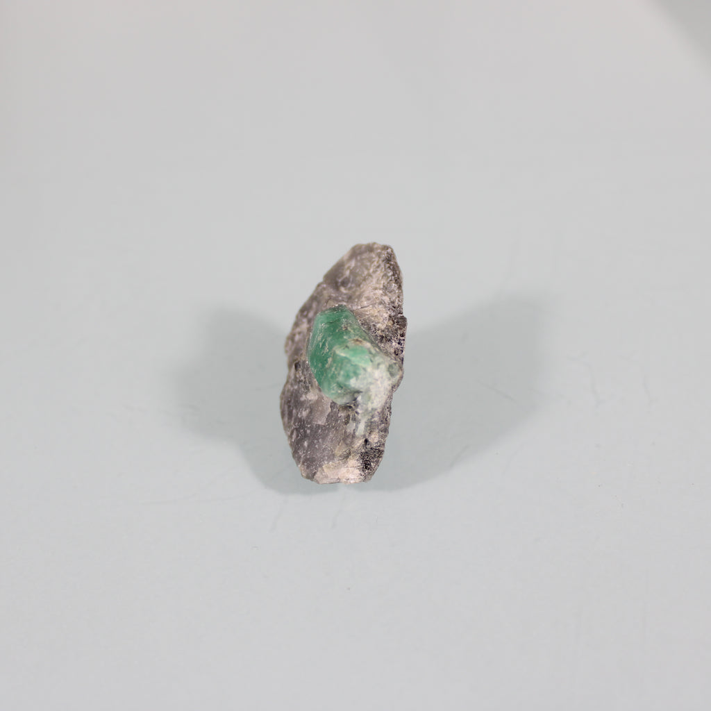 Esmeralda Verde na Matriz – Clareza e Contraste Mineral