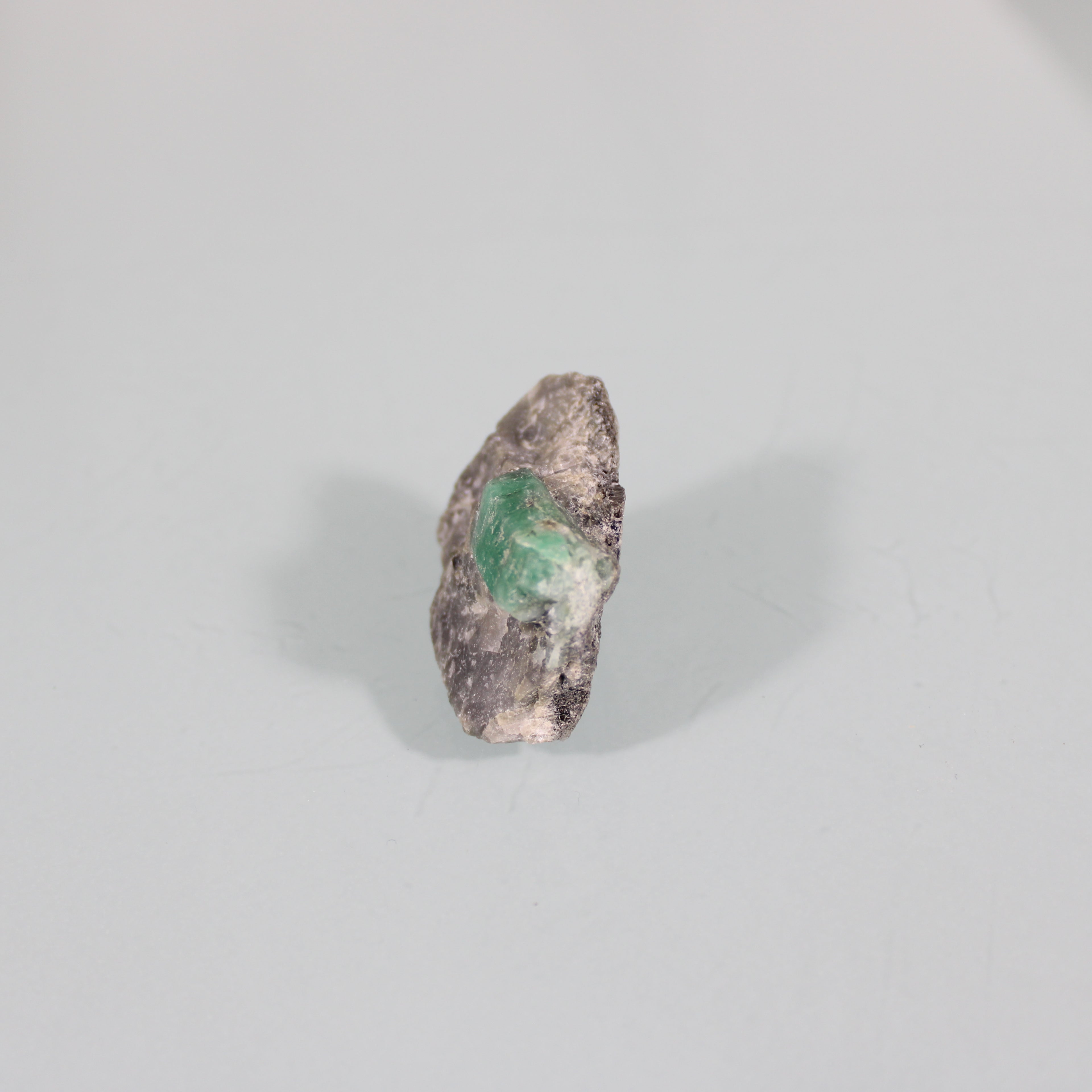 Esmeralda Verde na Matriz – Clareza e Contraste Mineral