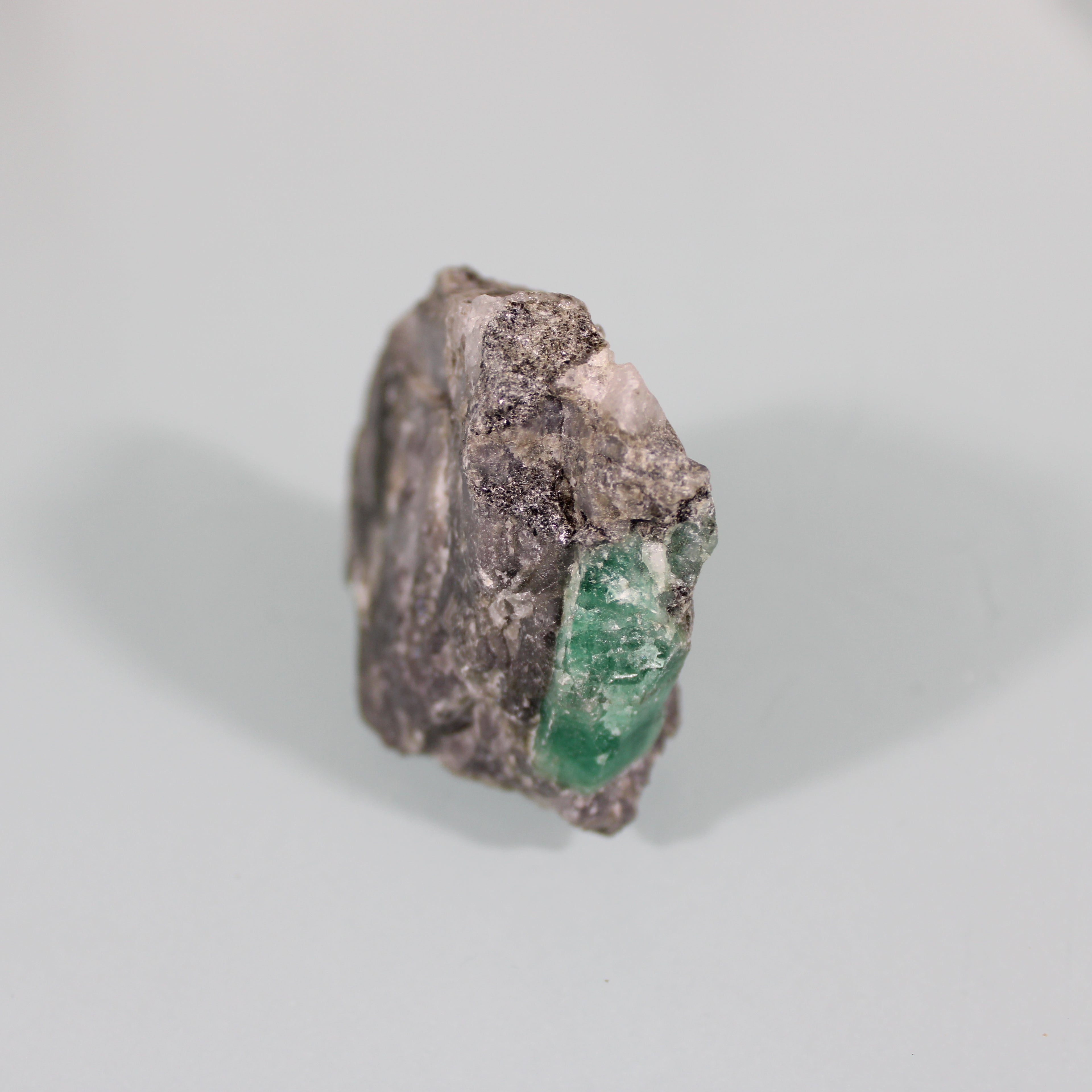 Cristal de Esmeralda na Matriz – Cristal Único em Destaque