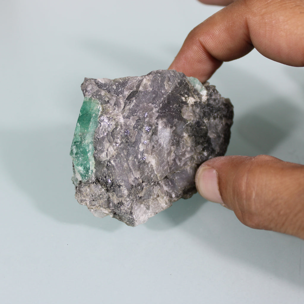 Cristal de Esmeralda na Matriz – Cristal Único em Destaque