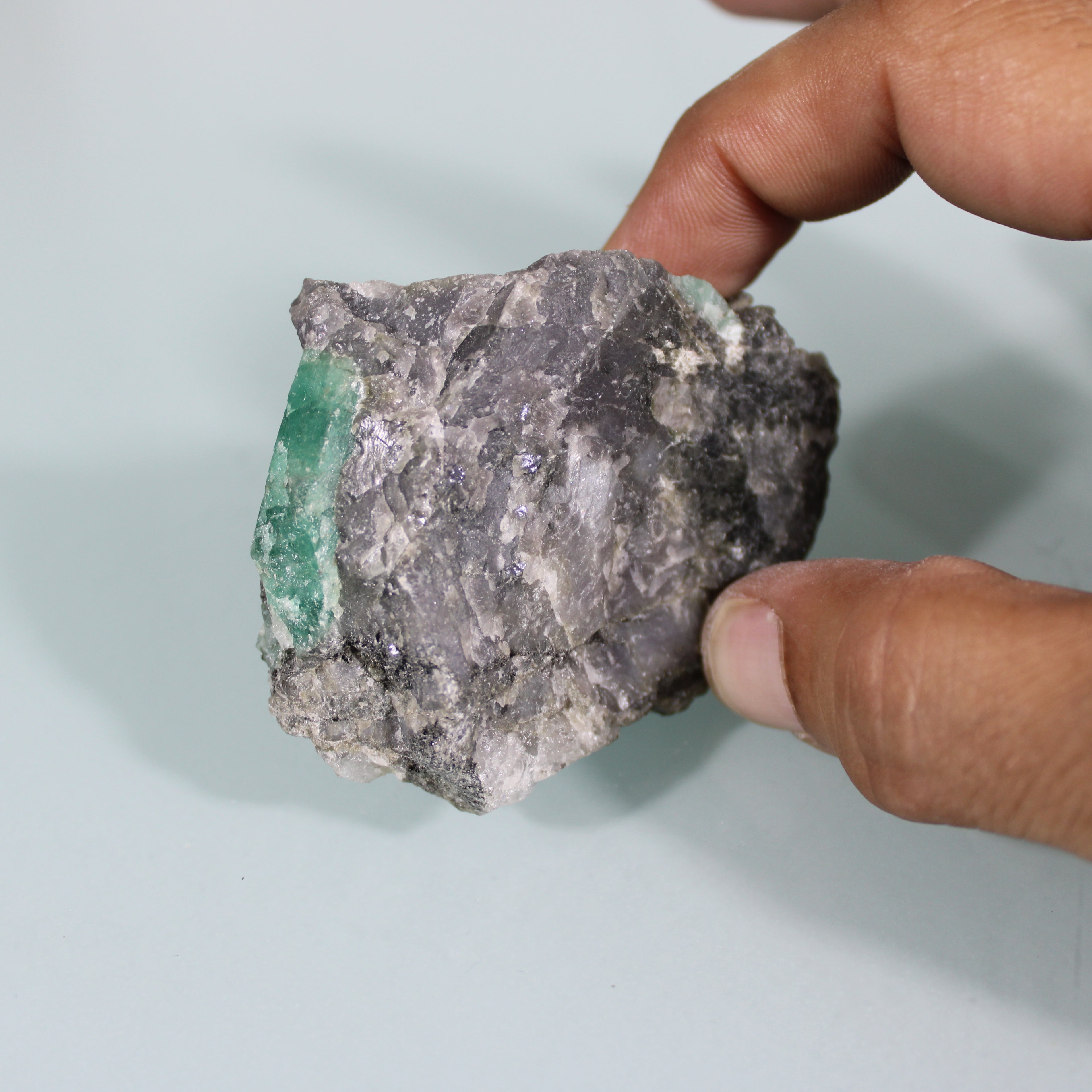 Cristal de Esmeralda na Matriz – Cristal Único em Destaque