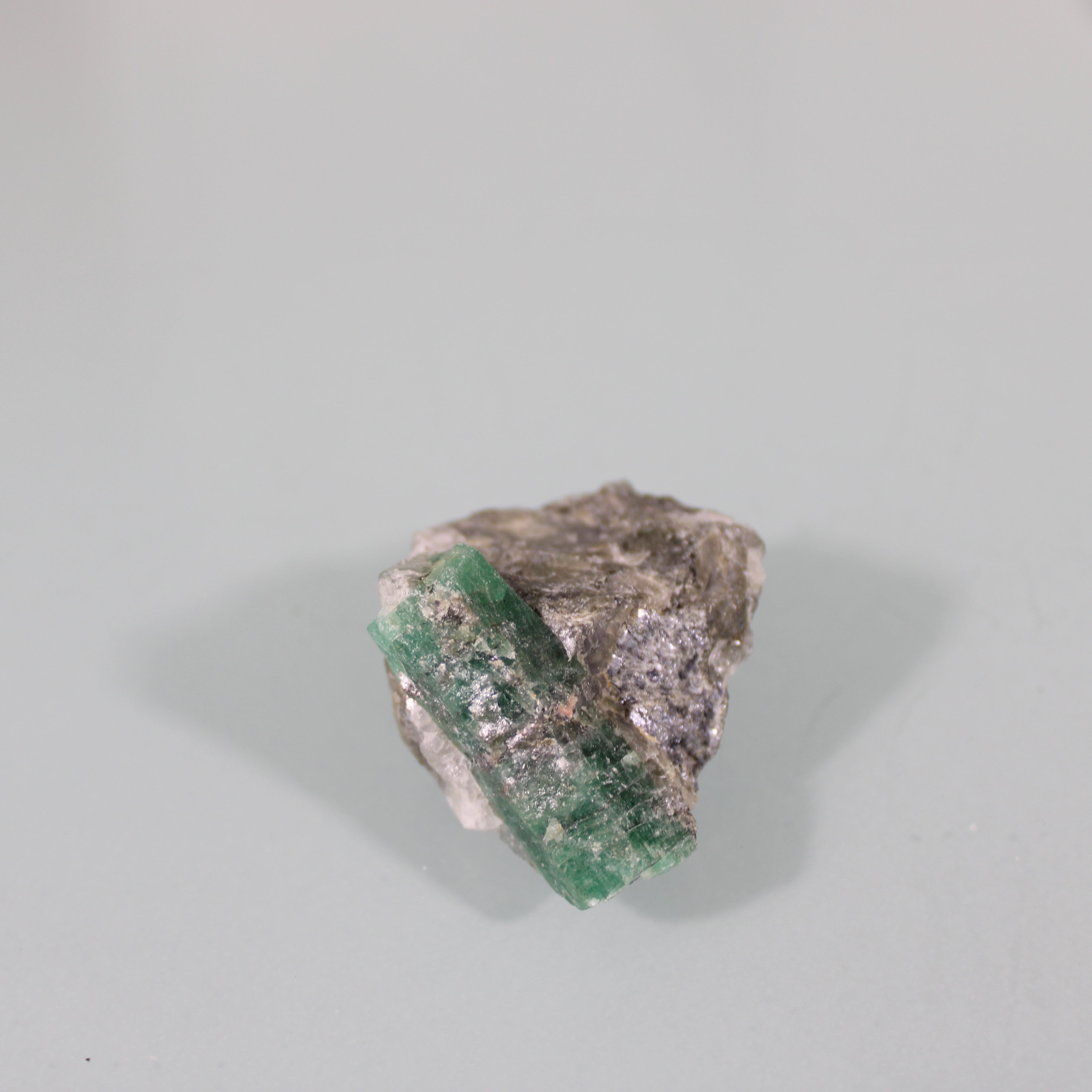 Esmeralda na Matriz – Intensidade Verde na Rocha-Mãe