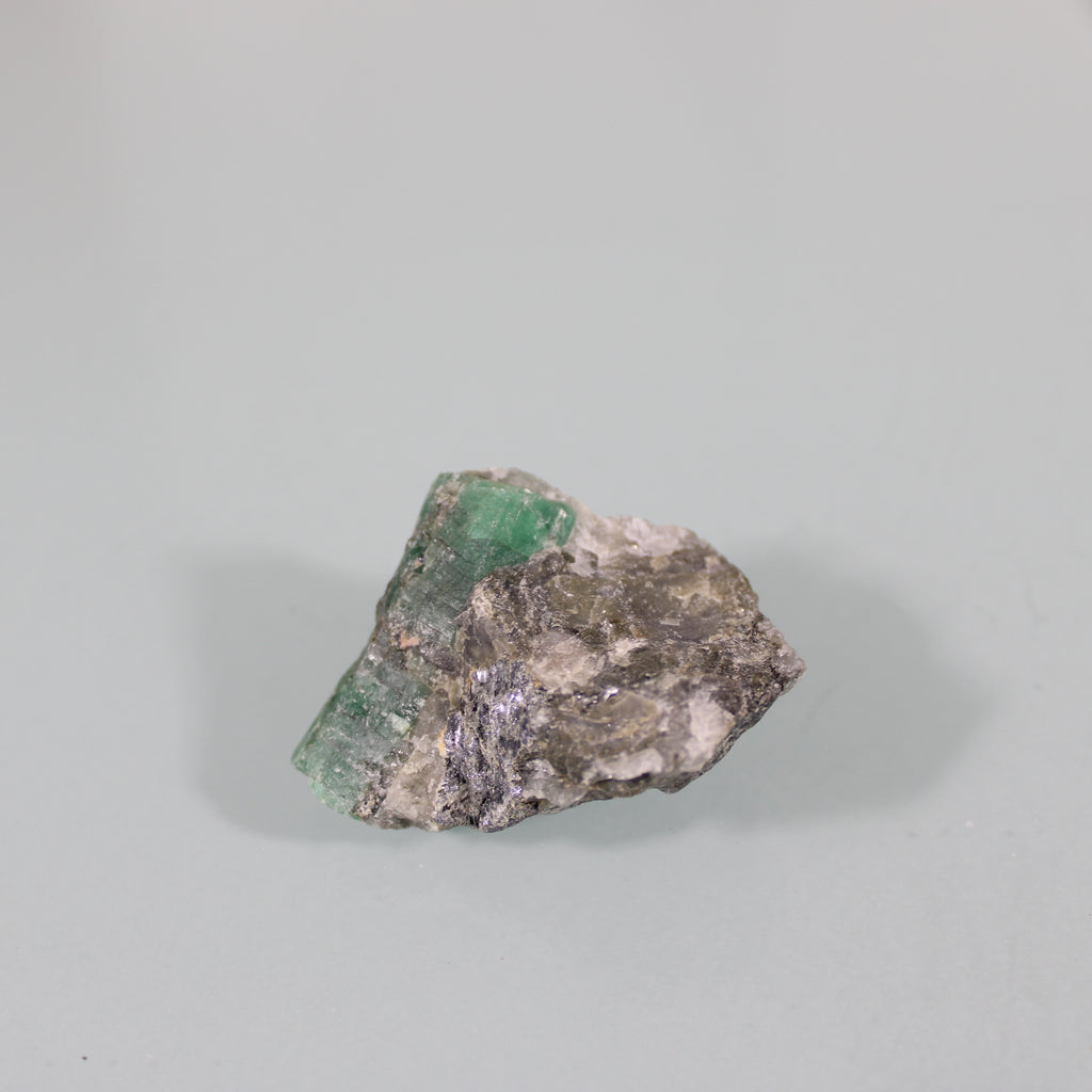 Esmeralda na Matriz – Intensidade Verde na Rocha-Mãe