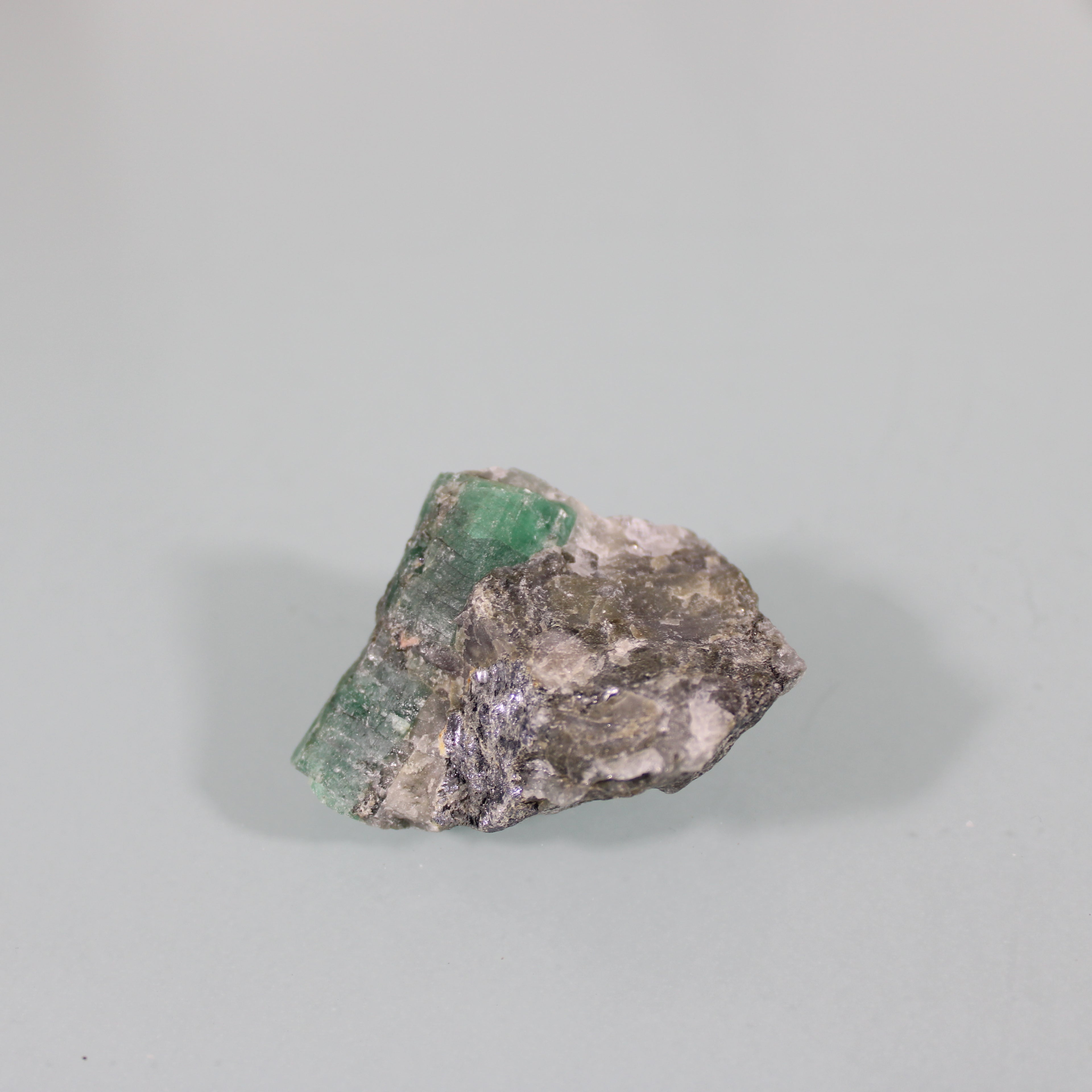 Esmeralda na Matriz – Intensidade Verde na Rocha-Mãe