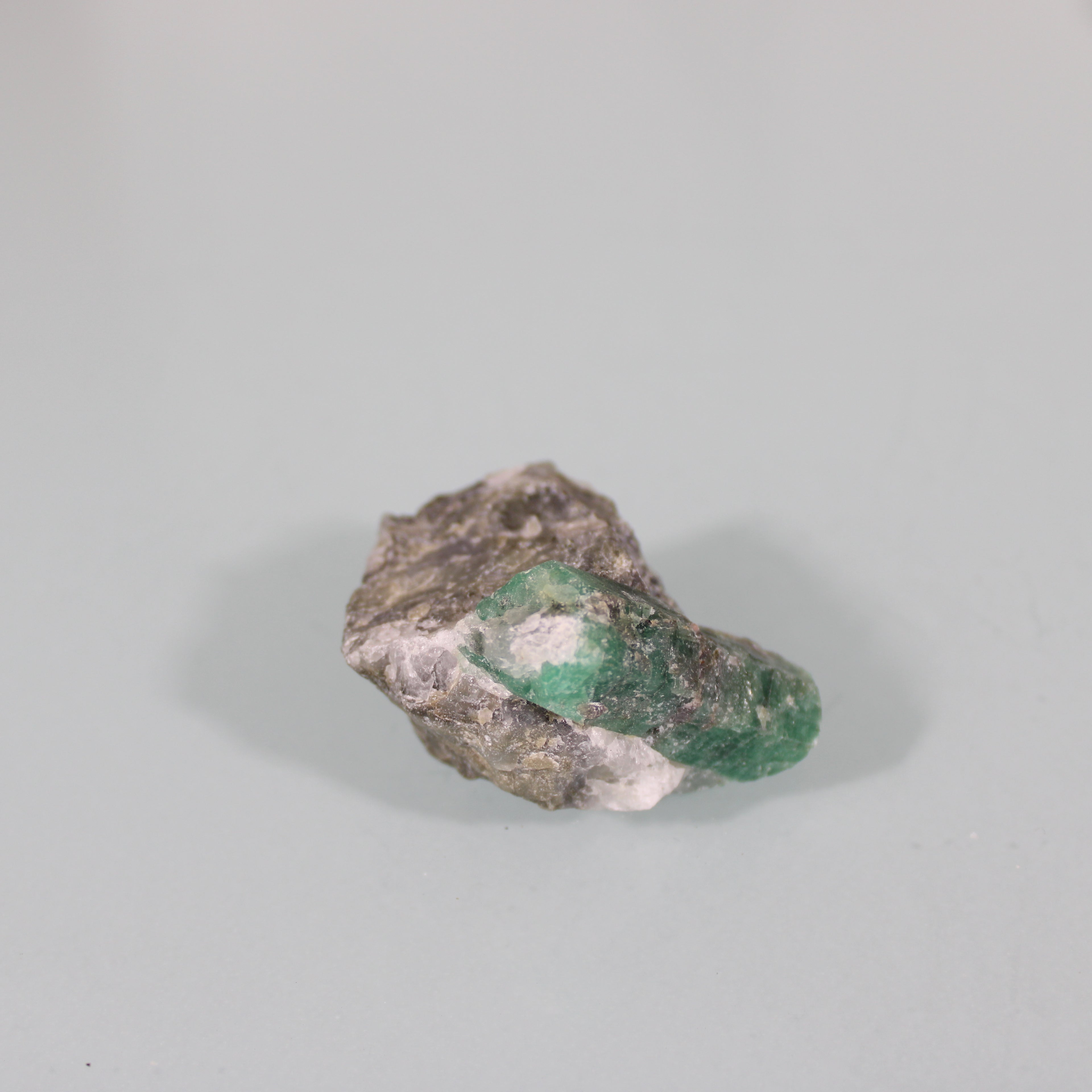 Esmeralda na Matriz – Intensidade Verde na Rocha-Mãe