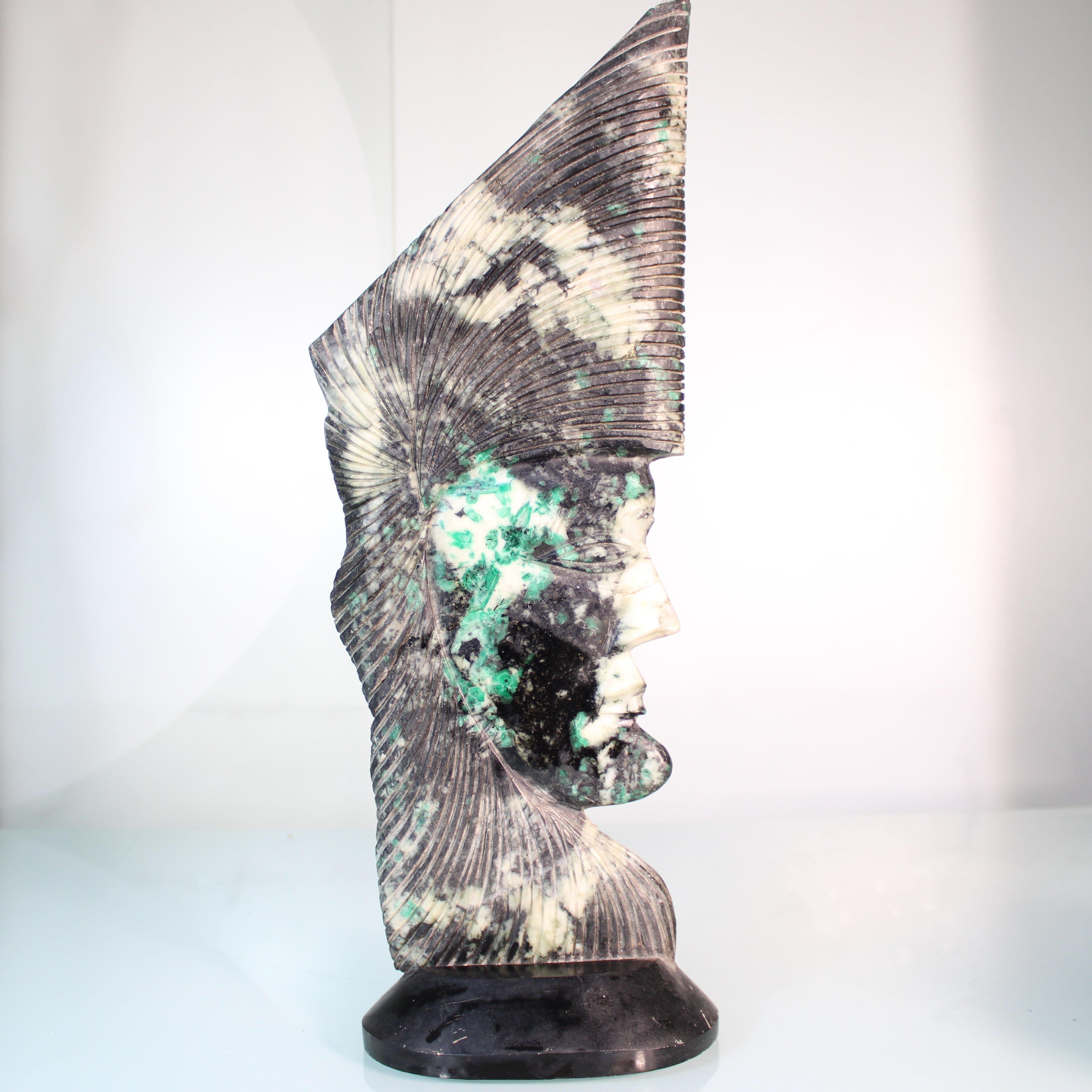 Escultura Em Canga de Esmeralda– Arte Mineral Única