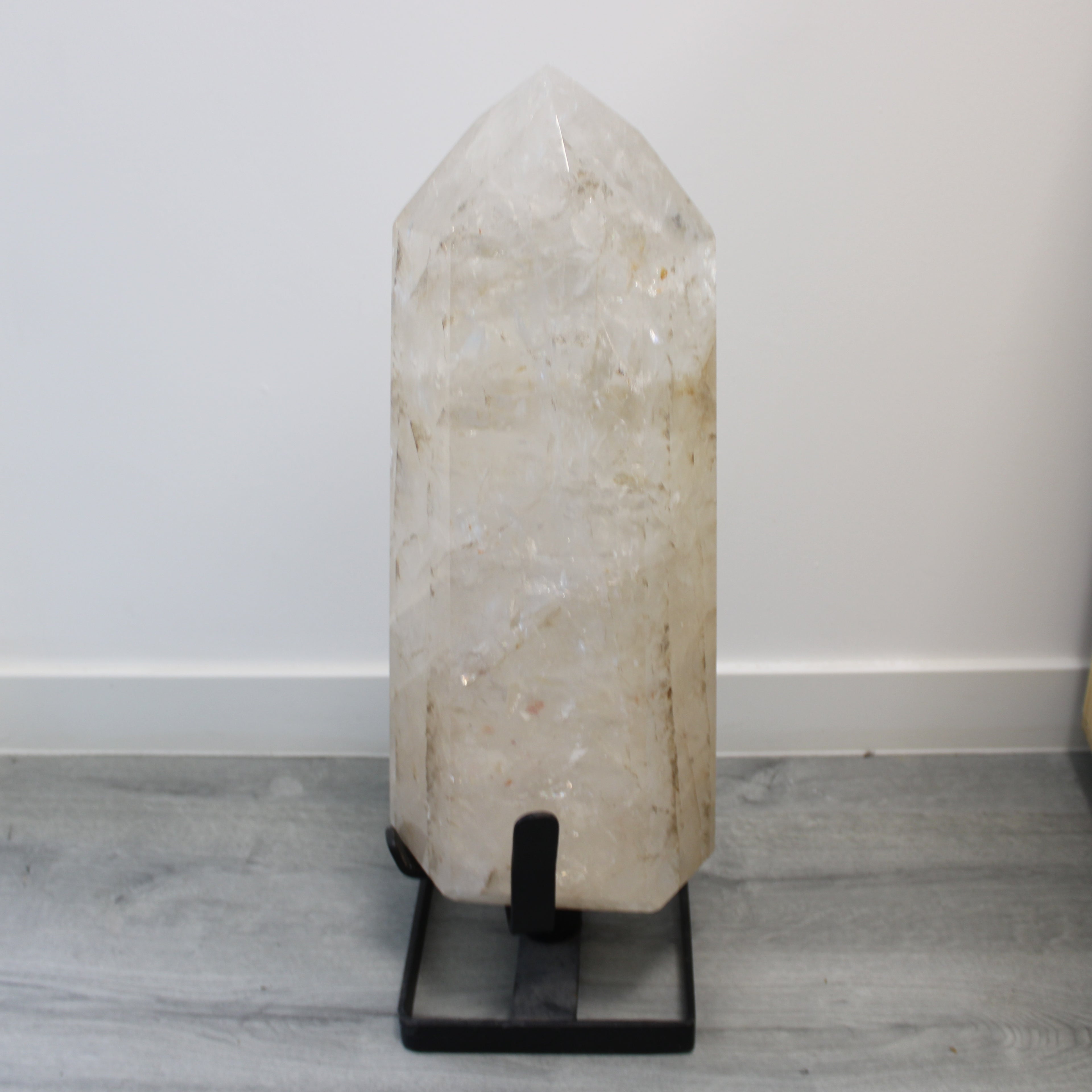 Cristal de Quartzo Natural em Formato Obelisco com Base Metálica – Peça Monumental de Exibição
