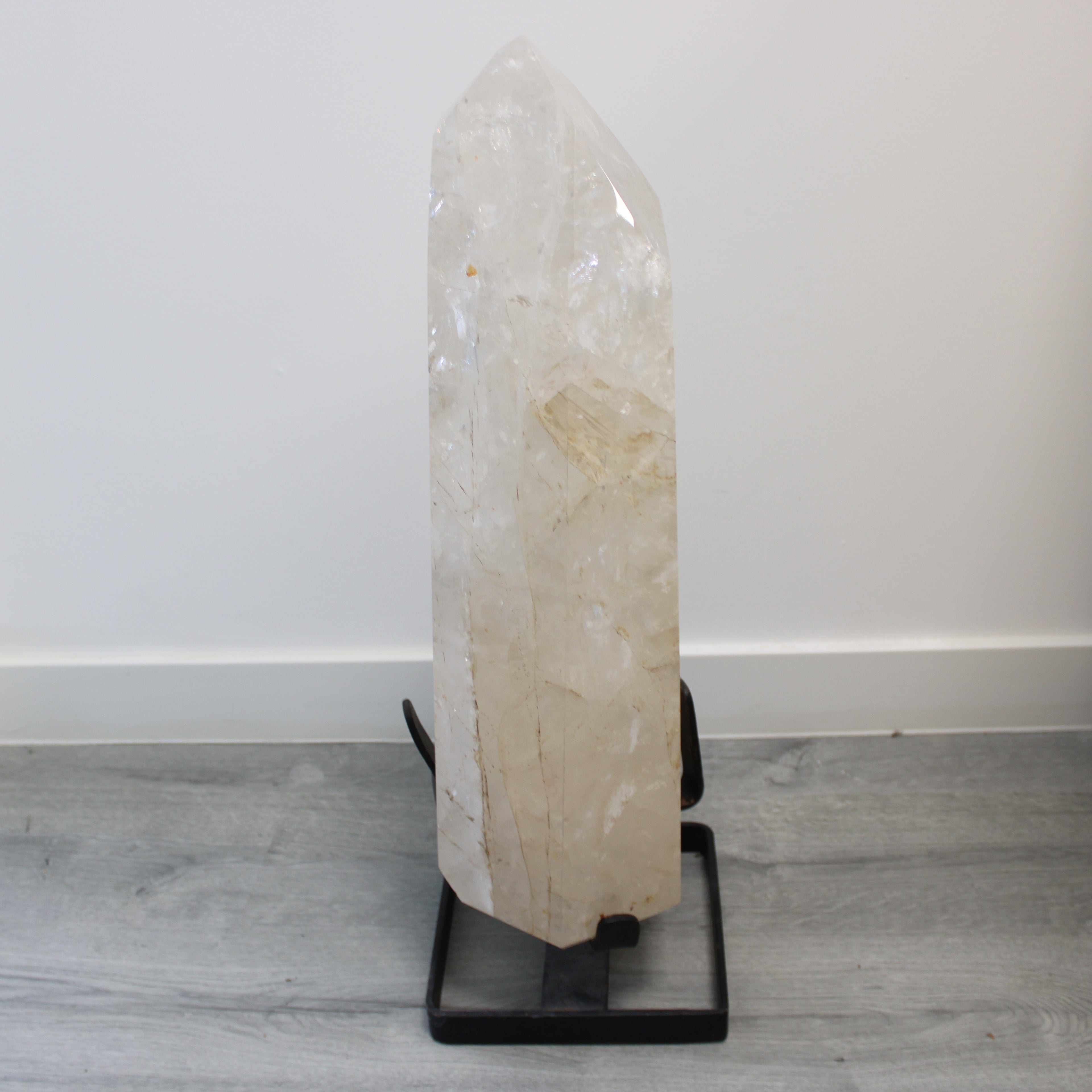 Cristal de Quartzo Natural em Formato Obelisco com Base Metálica – Peça Monumental de Exibição
