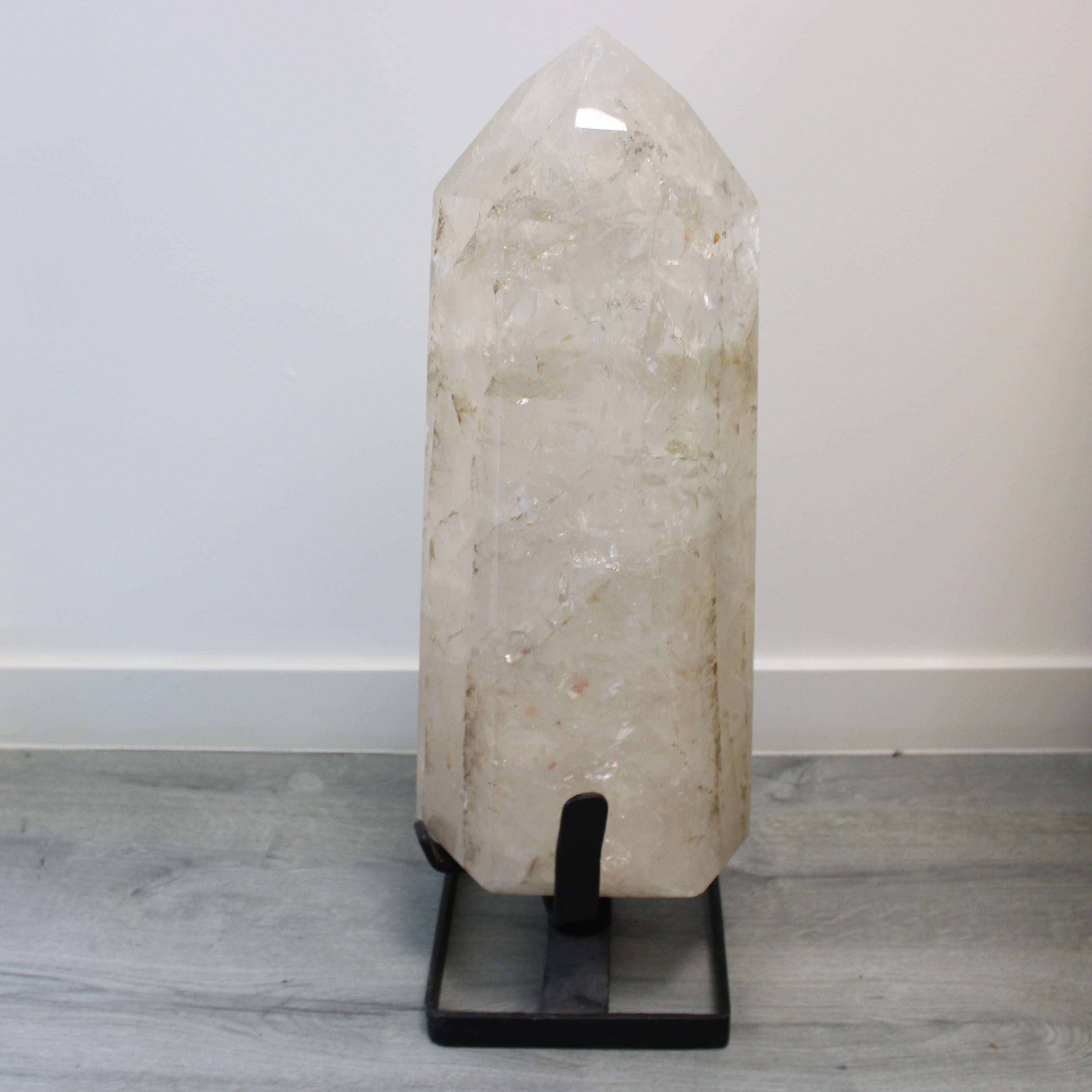 Cristal de Quartzo Natural em Formato Obelisco com Base Metálica – Peça Monumental de Exibição