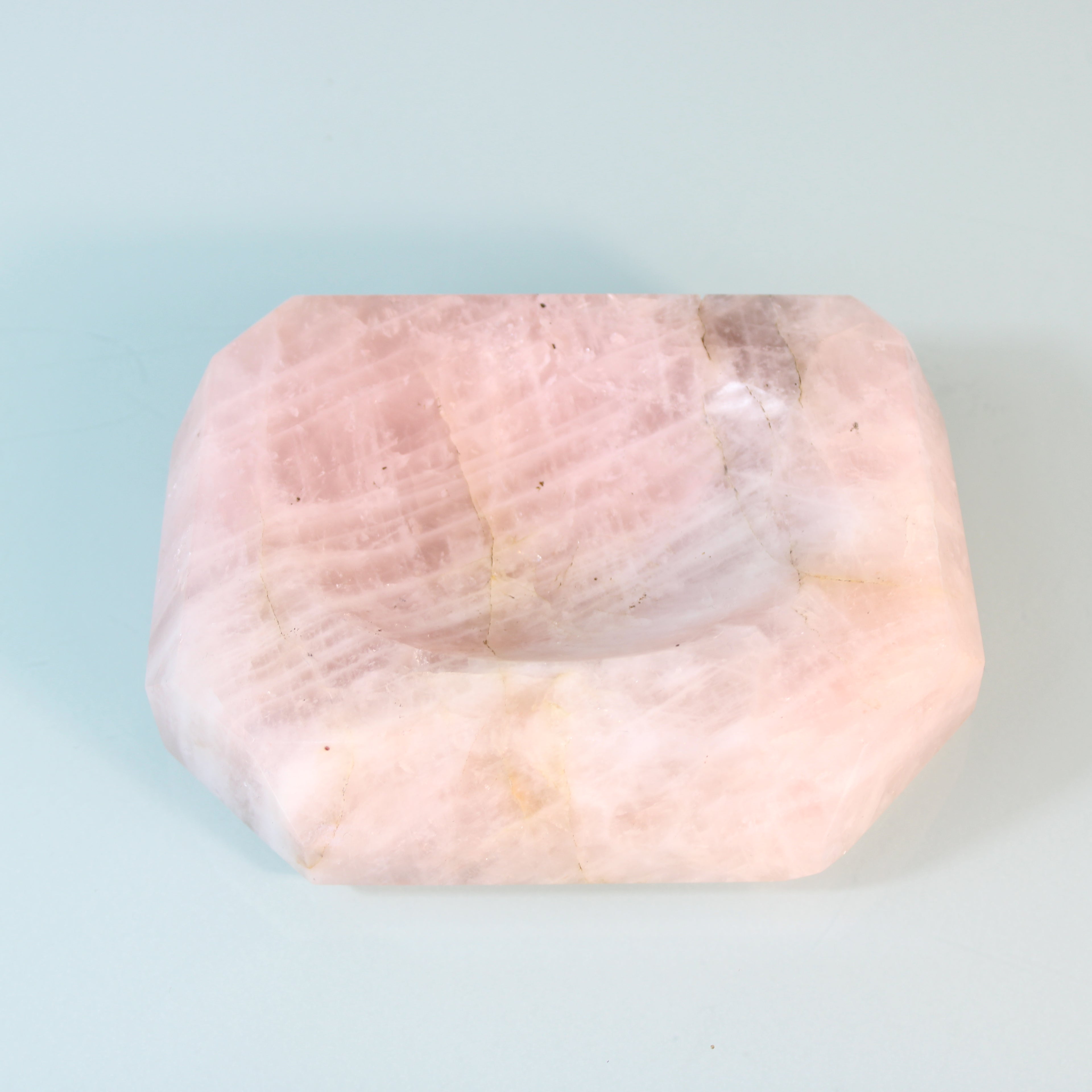 Cinzeiro Artesanal em Quartzo Rosa Natural – Objeto Decorativo com Energia Suave