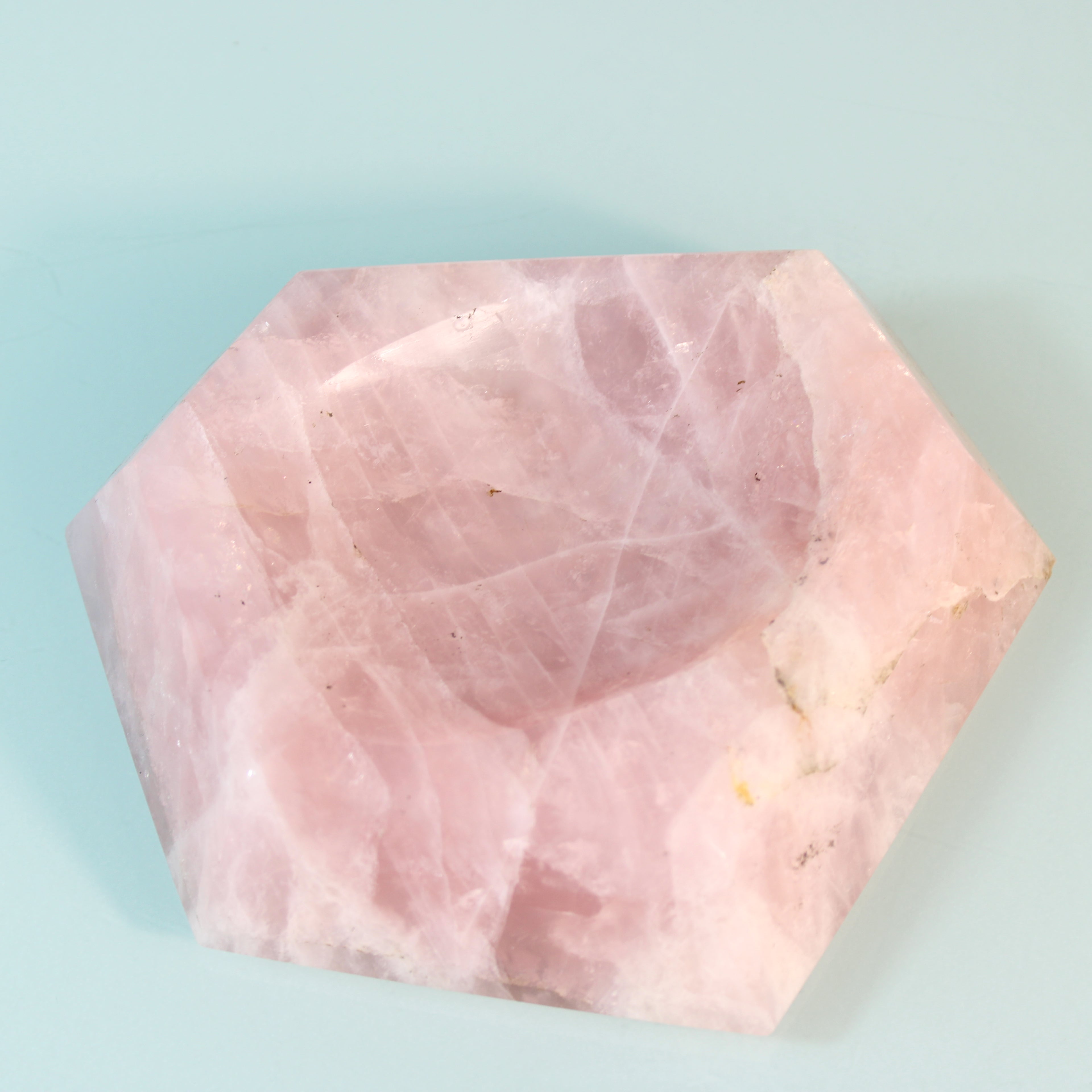 Cinzeiro em Quartzo Rosa Polido – Design Geométrico com Energia Natural