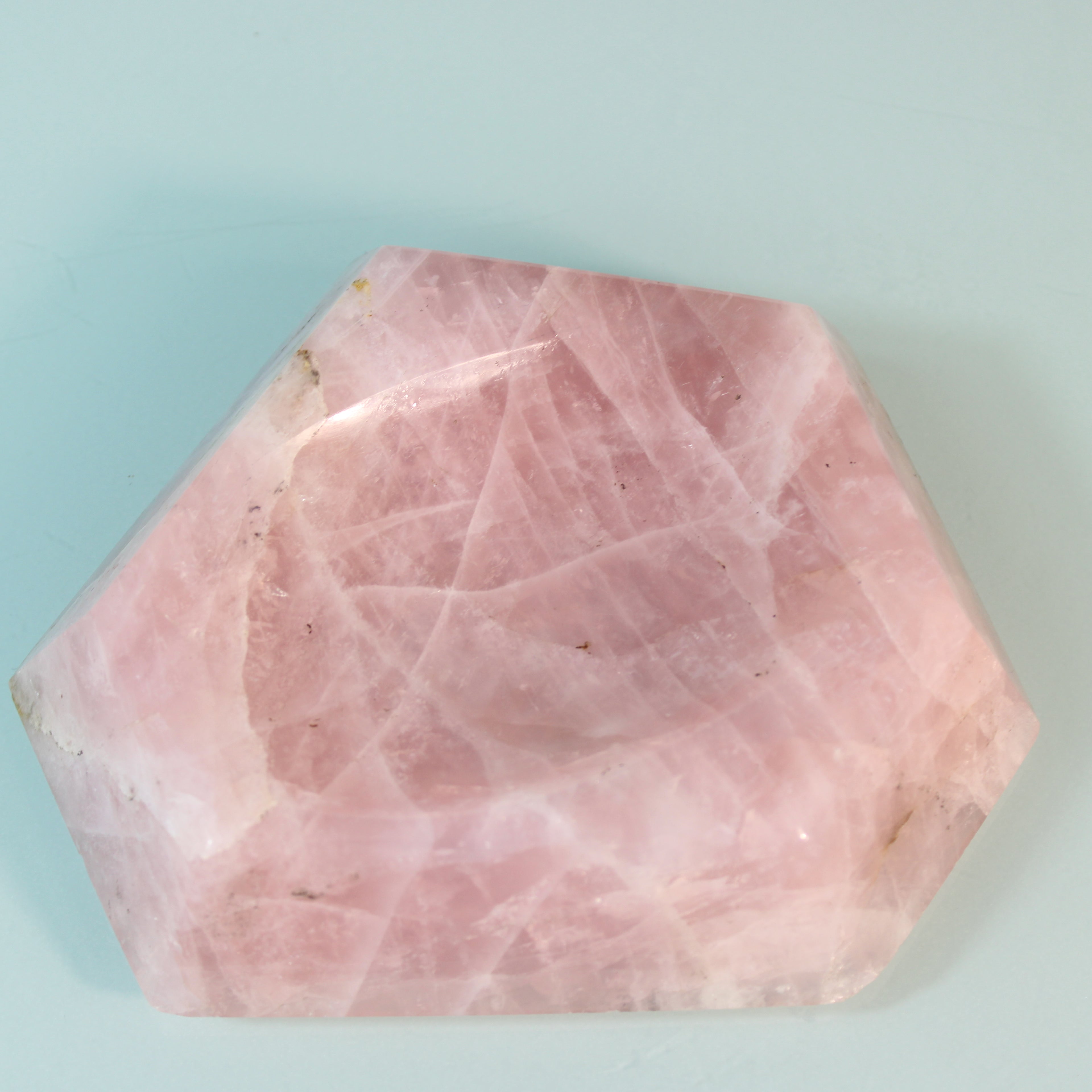 Cinzeiro em Quartzo Rosa Polido – Design Geométrico com Energia Natural