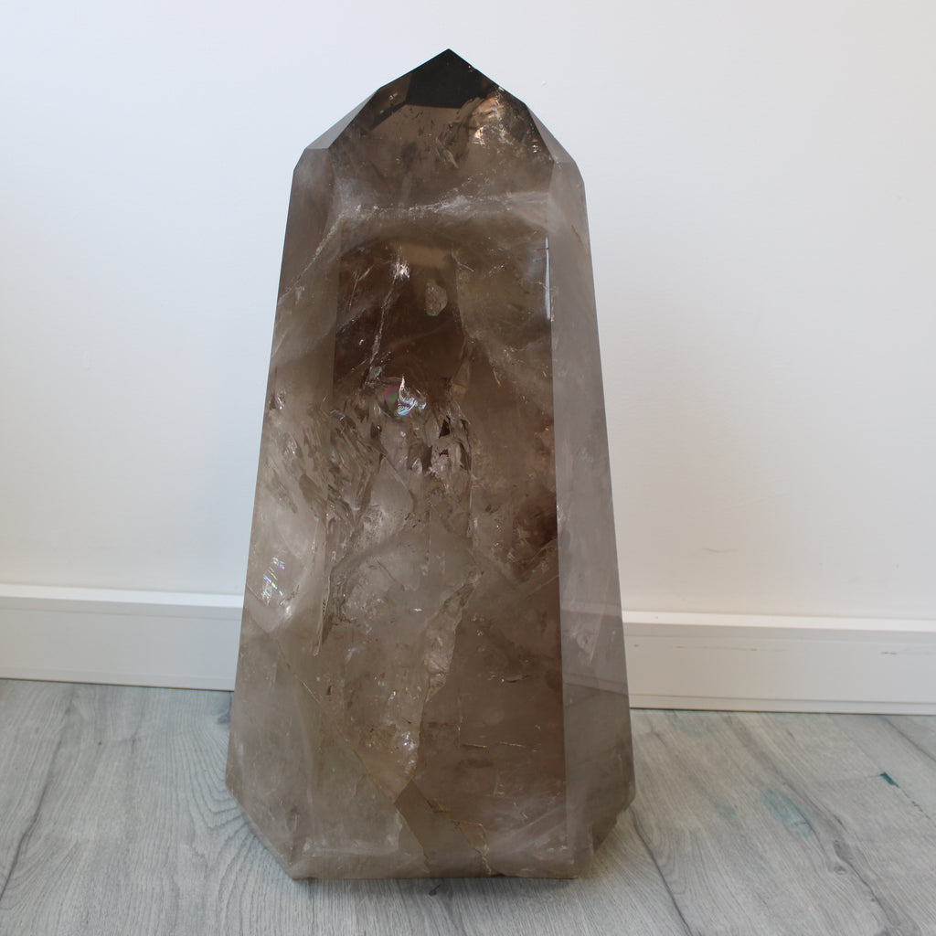 Ponta Gigante de Quartzo Fumado Natural – Monumento Mineral com Energia de Enraizamento