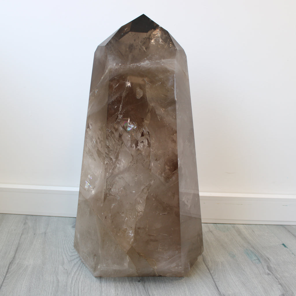 Ponta Gigante de Quartzo Fumado Natural – Monumento Mineral com Energia de Enraizamento