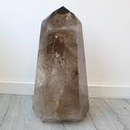 Ponta Gigante de Quartzo Fumado Natural – Monumento Mineral com Energia de Enraizamento