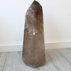Ponta Gigante de Quartzo Fumado Natural – Monumento Mineral com Energia de Enraizamento