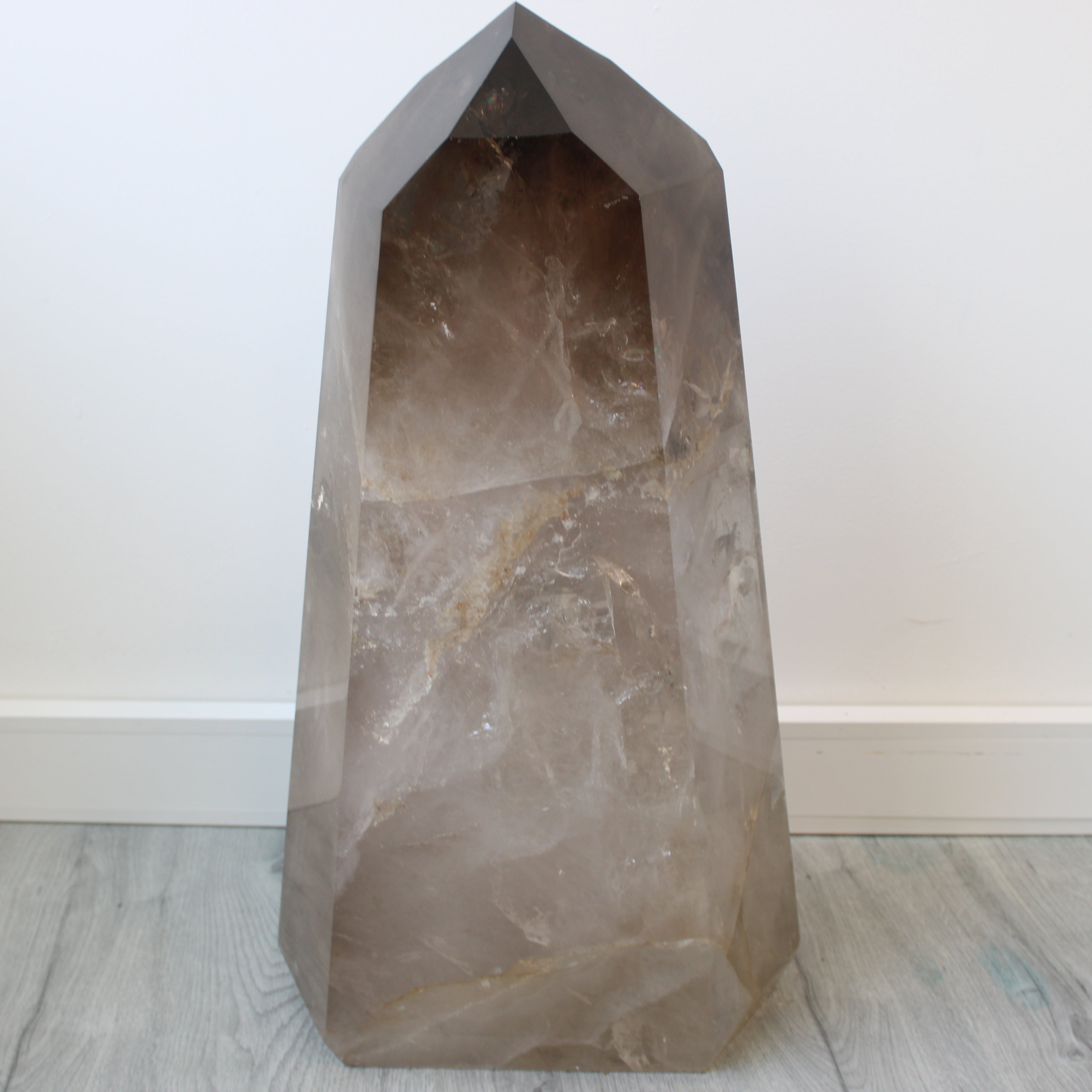 Ponta Gigante de Quartzo Fumado Natural – Monumento Mineral com Energia de Enraizamento