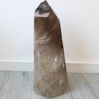 Ponta Gigante de Quartzo Fumado Natural – Monumento Mineral com Energia de Enraizamento