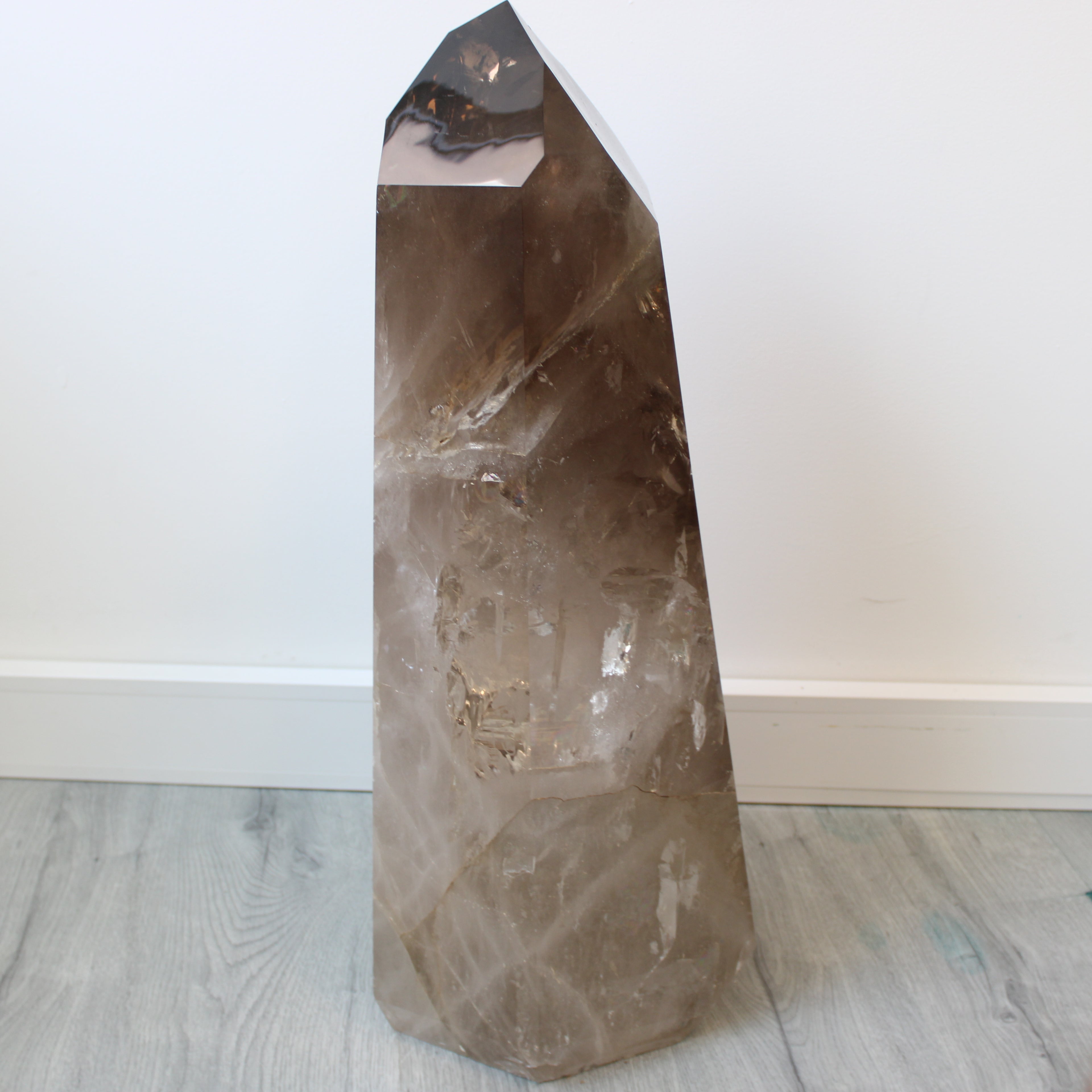 Ponta Gigante de Quartzo Fumado Natural – Monumento Mineral com Energia de Enraizamento